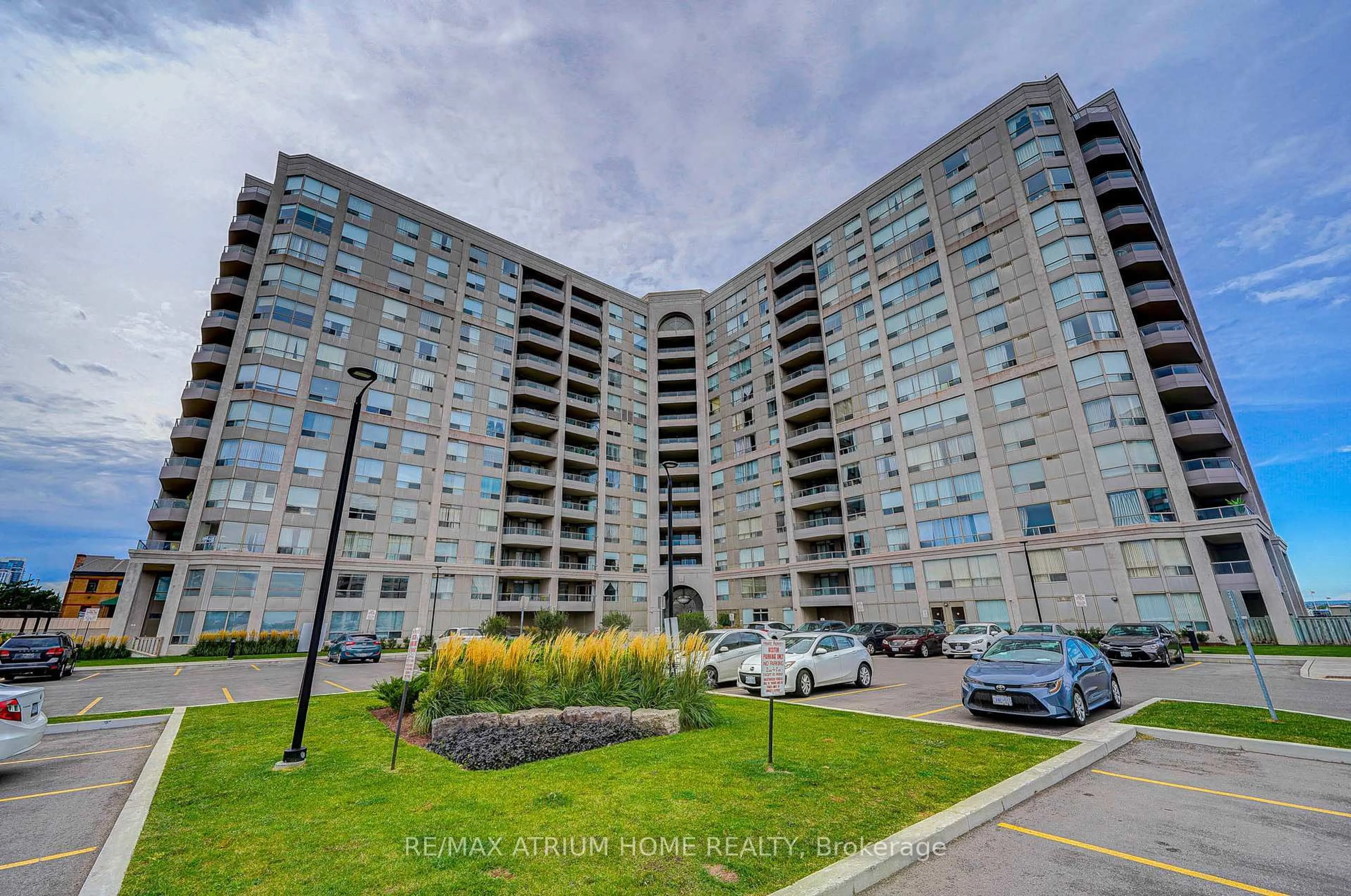 A pic from outside/outdoor area/front of a property/back of a property/a pic from drone, unknown for 9015 Leslie St #910, Richmond Hill Ontario L4B 4J8