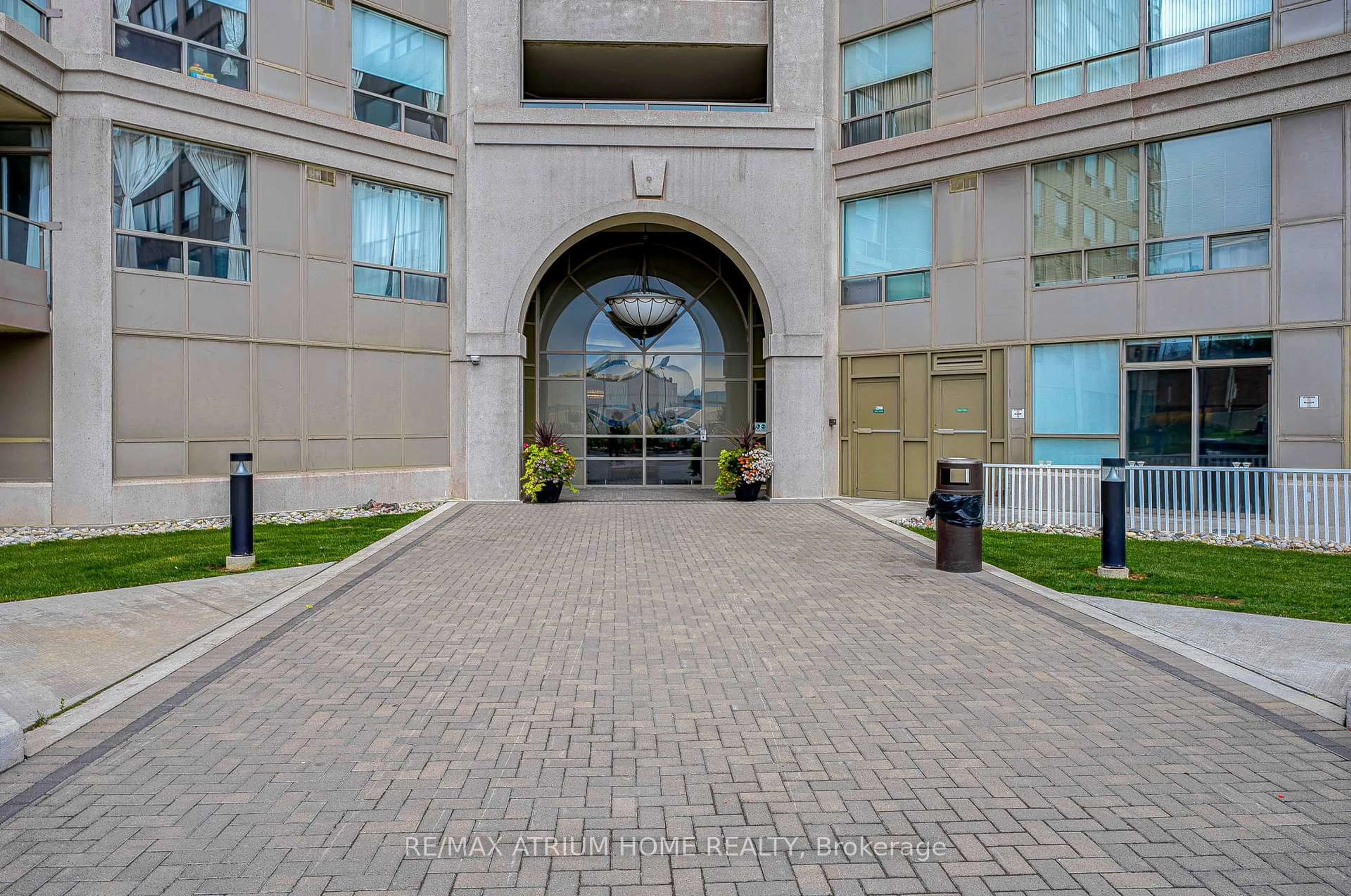 Indoor foyer for 9015 Leslie St #910, Richmond Hill Ontario L4B 4J8