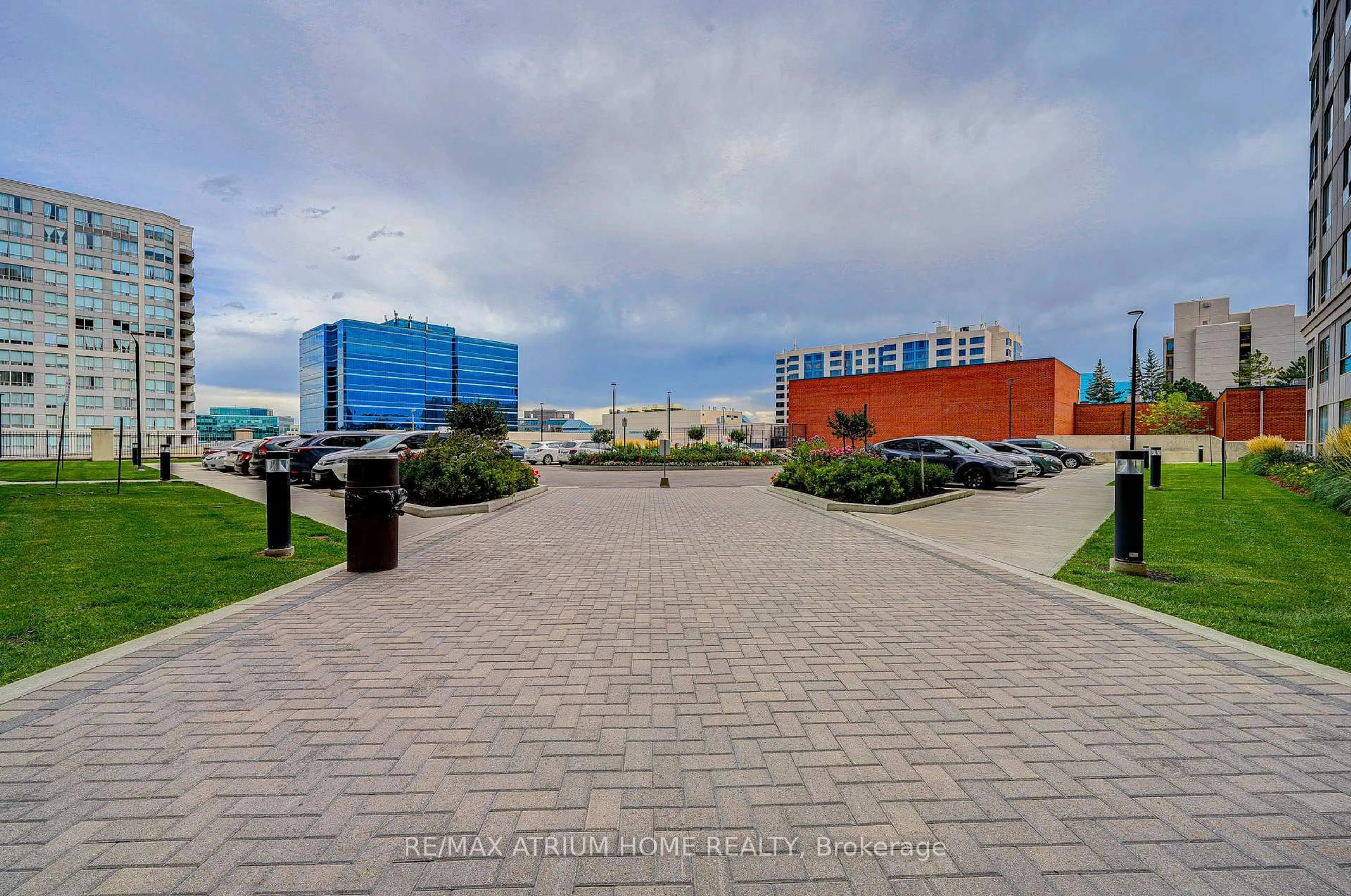 A pic from outside/outdoor area/front of a property/back of a property/a pic from drone, street for 9015 Leslie St #910, Richmond Hill Ontario L4B 4J8