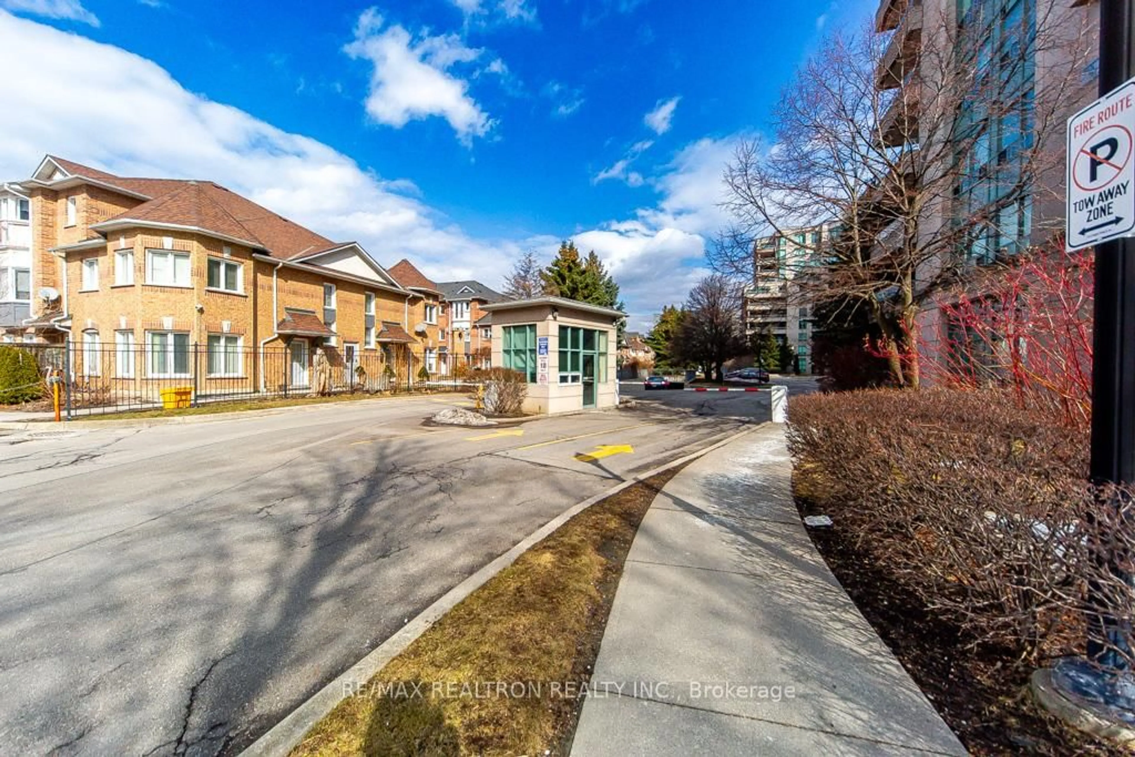 Patio, street for 5 Emerald Lane #306, Vaughan Ontario L4J 8P7