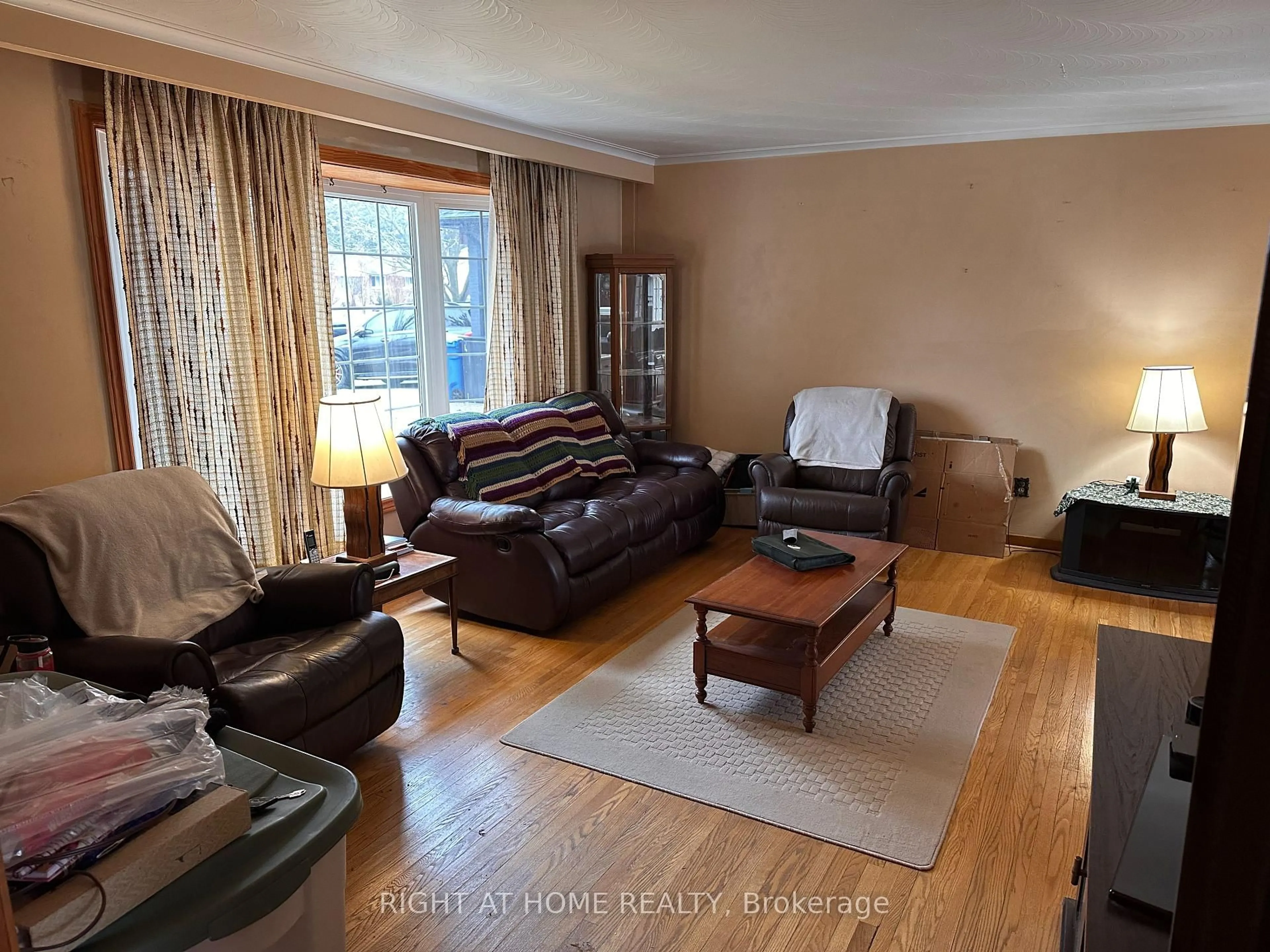 Living room with furniture, unknown for 65 Norman Dr, King Ontario L7B 1J2