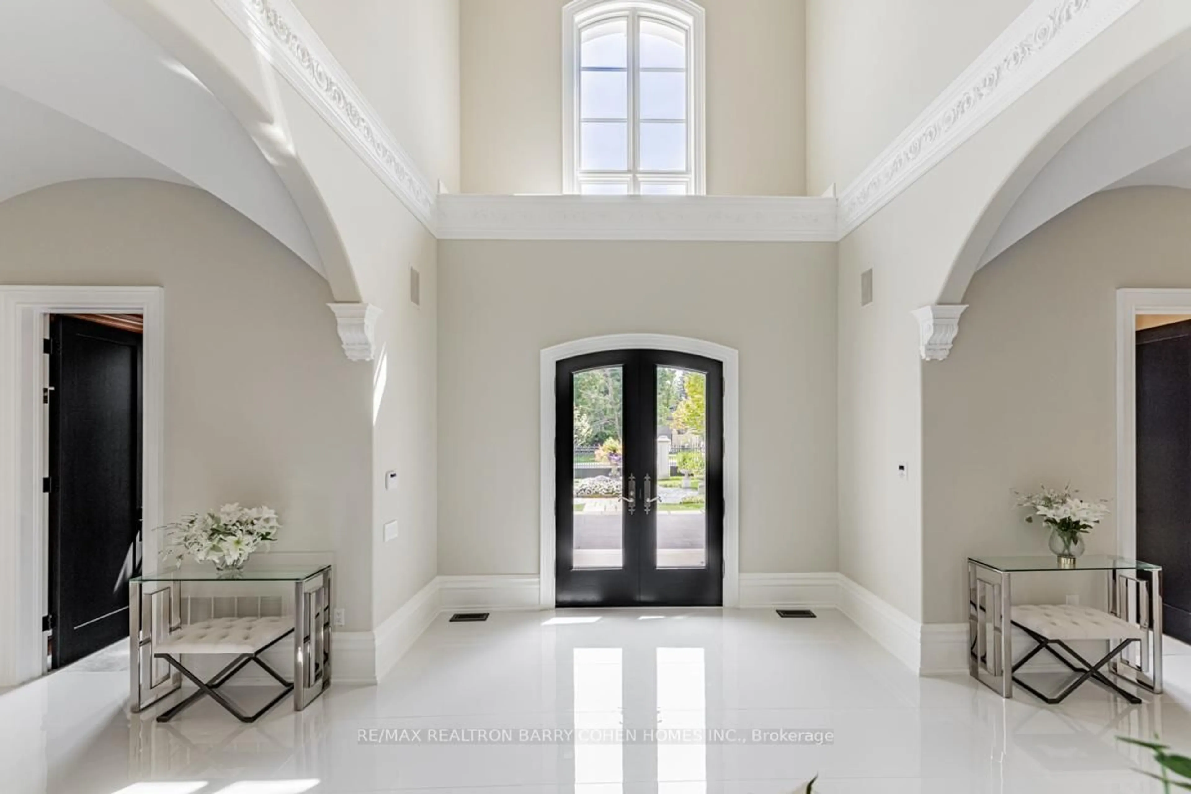 Indoor foyer for 31 Thornbank Rd, Vaughan Ontario L4J 2A1