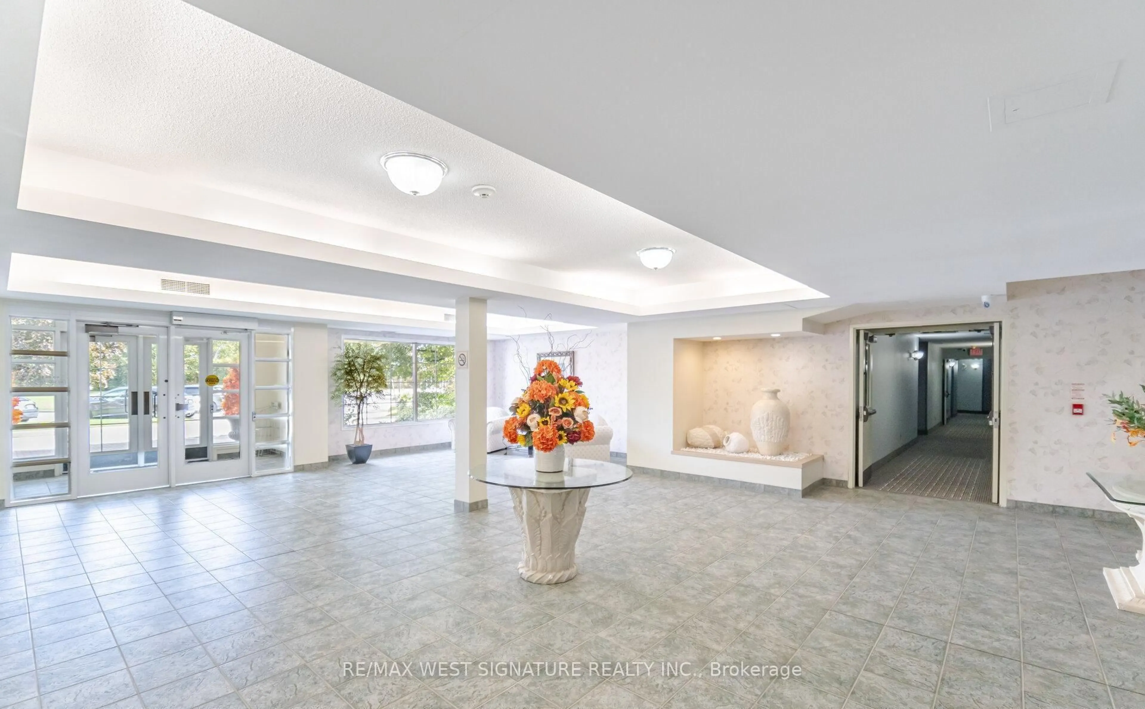 Indoor foyer for 75 Treelawn Blvd #216, Vaughan Ontario L0J 1C0