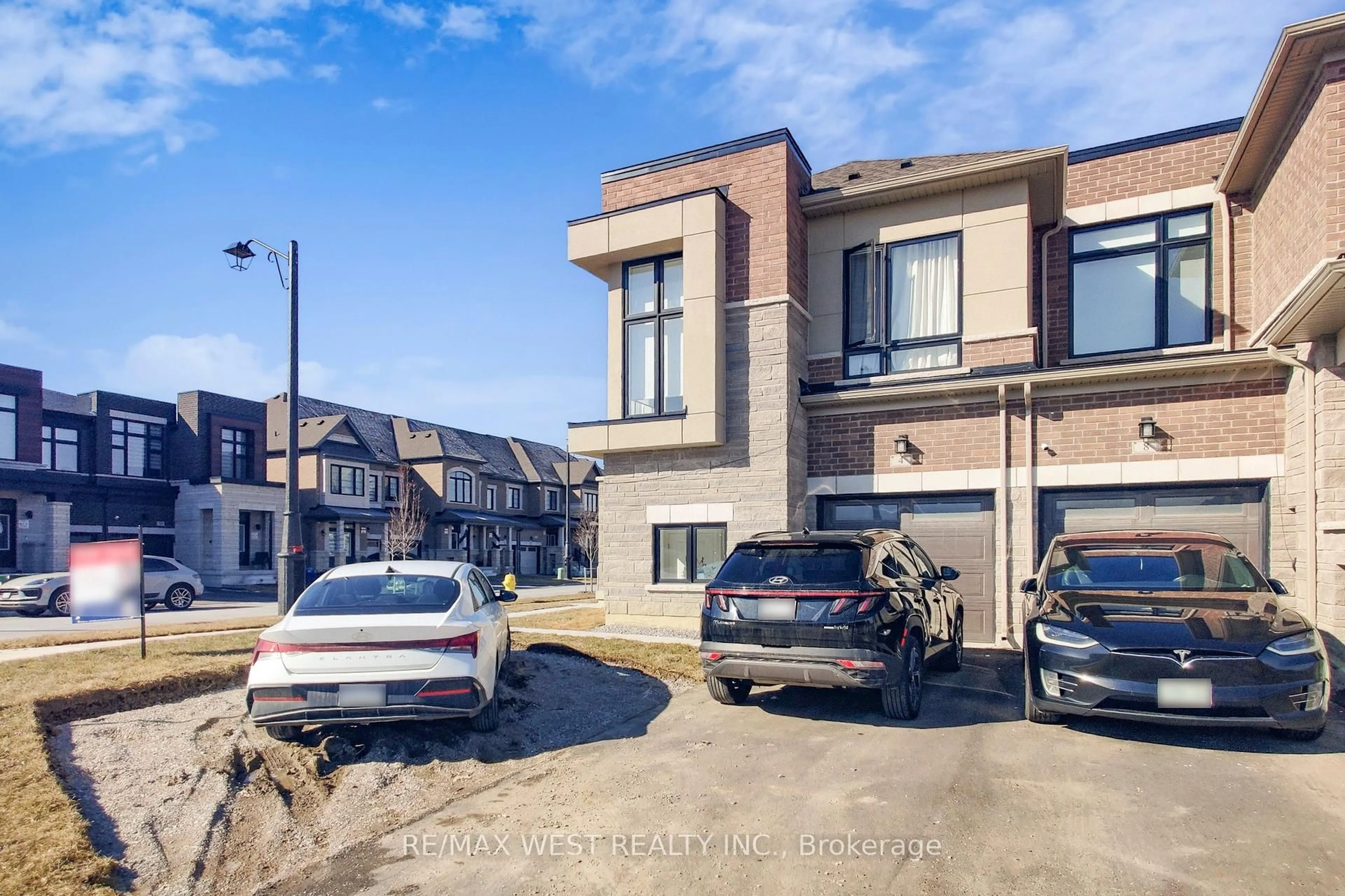 A pic from outside/outdoor area/front of a property/back of a property/a pic from drone, street for 4 Haldimand St, Vaughan Ontario L4H 5J5