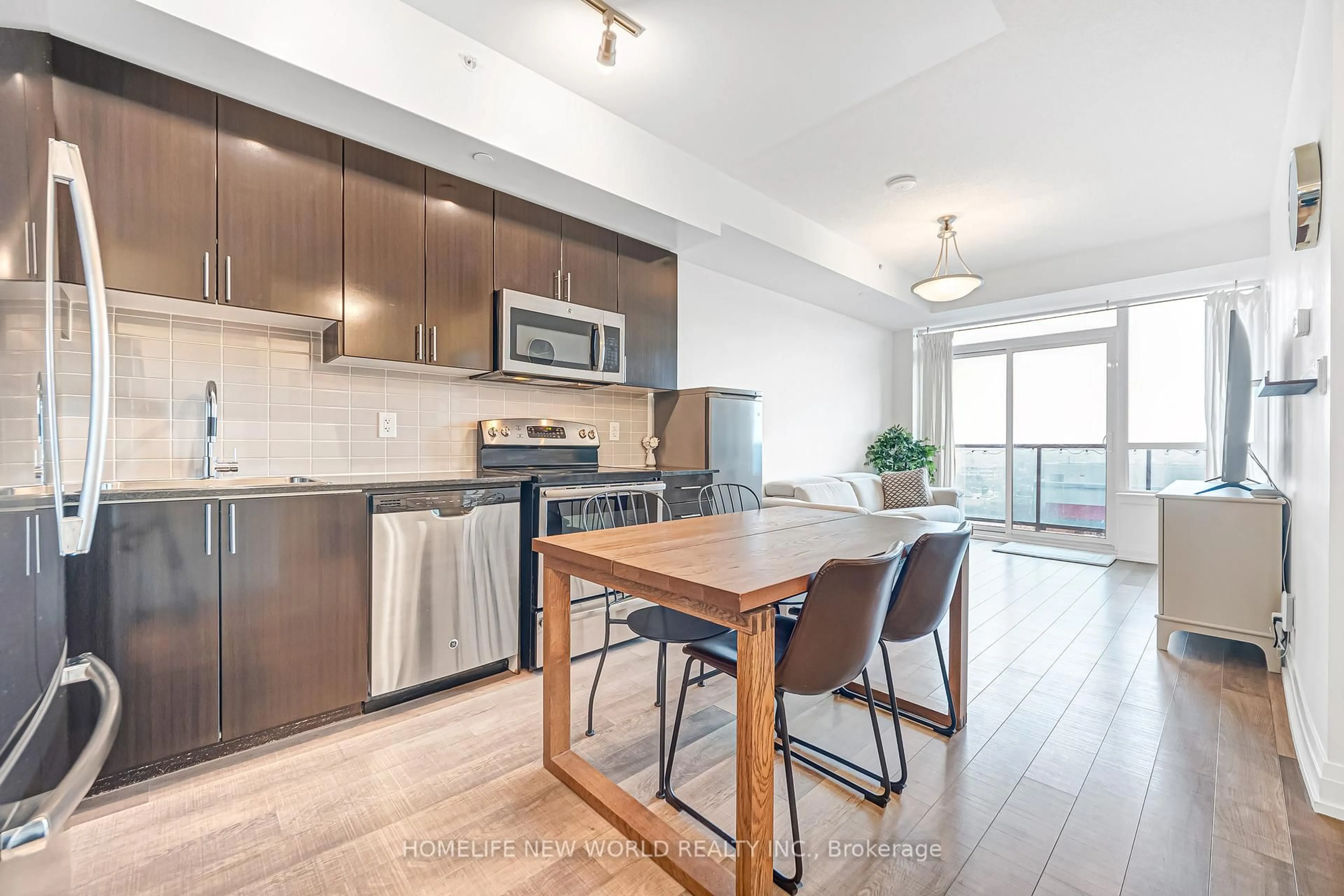 Open concept kitchen, wood/laminate floor for 7165 Yonge St #501, Markham Ontario L3T 0C9