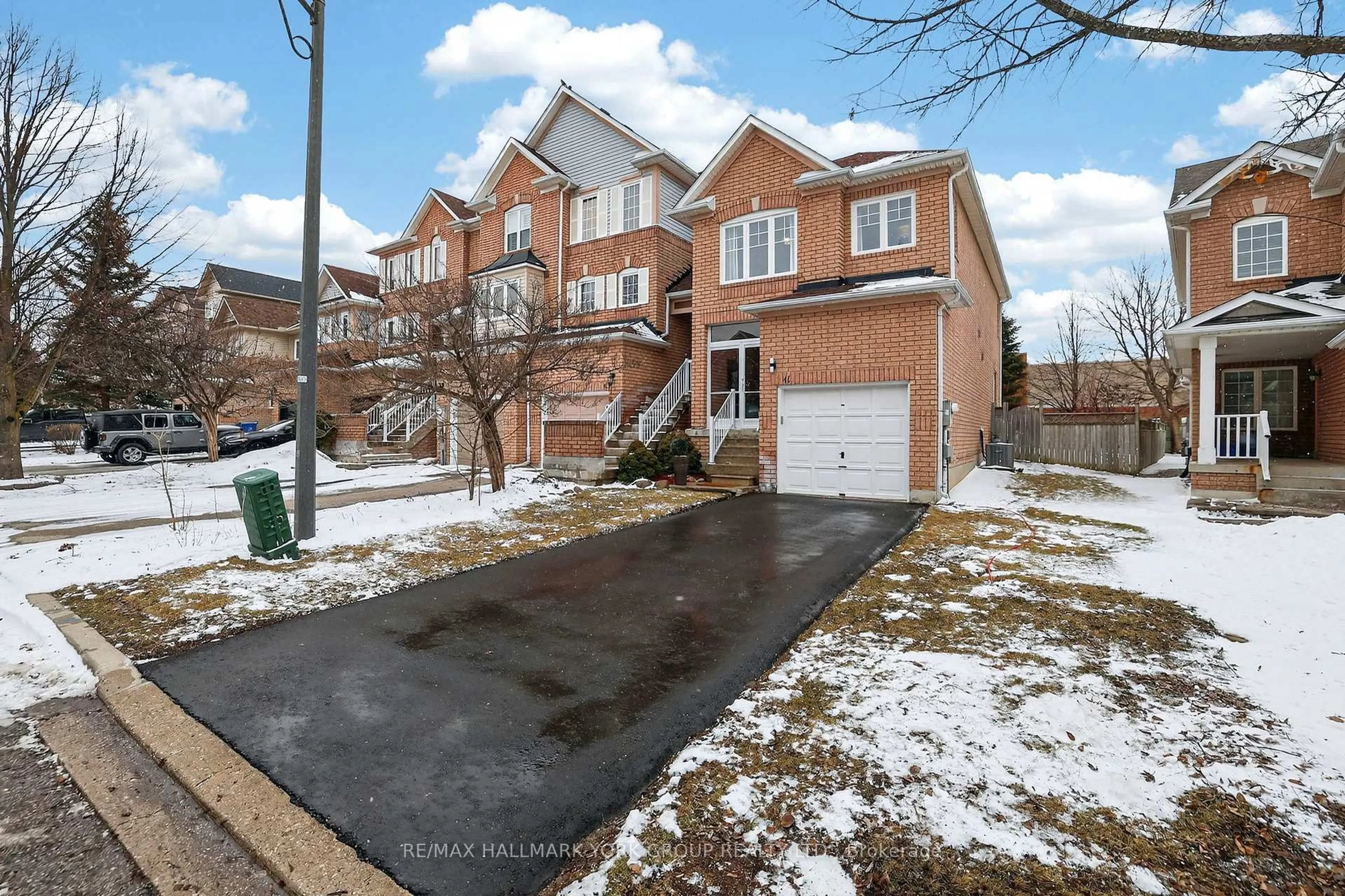 A pic from outside/outdoor area/front of a property/back of a property/a pic from drone, street for 41 Baywell Cres, Aurora Ontario L4G 7M8