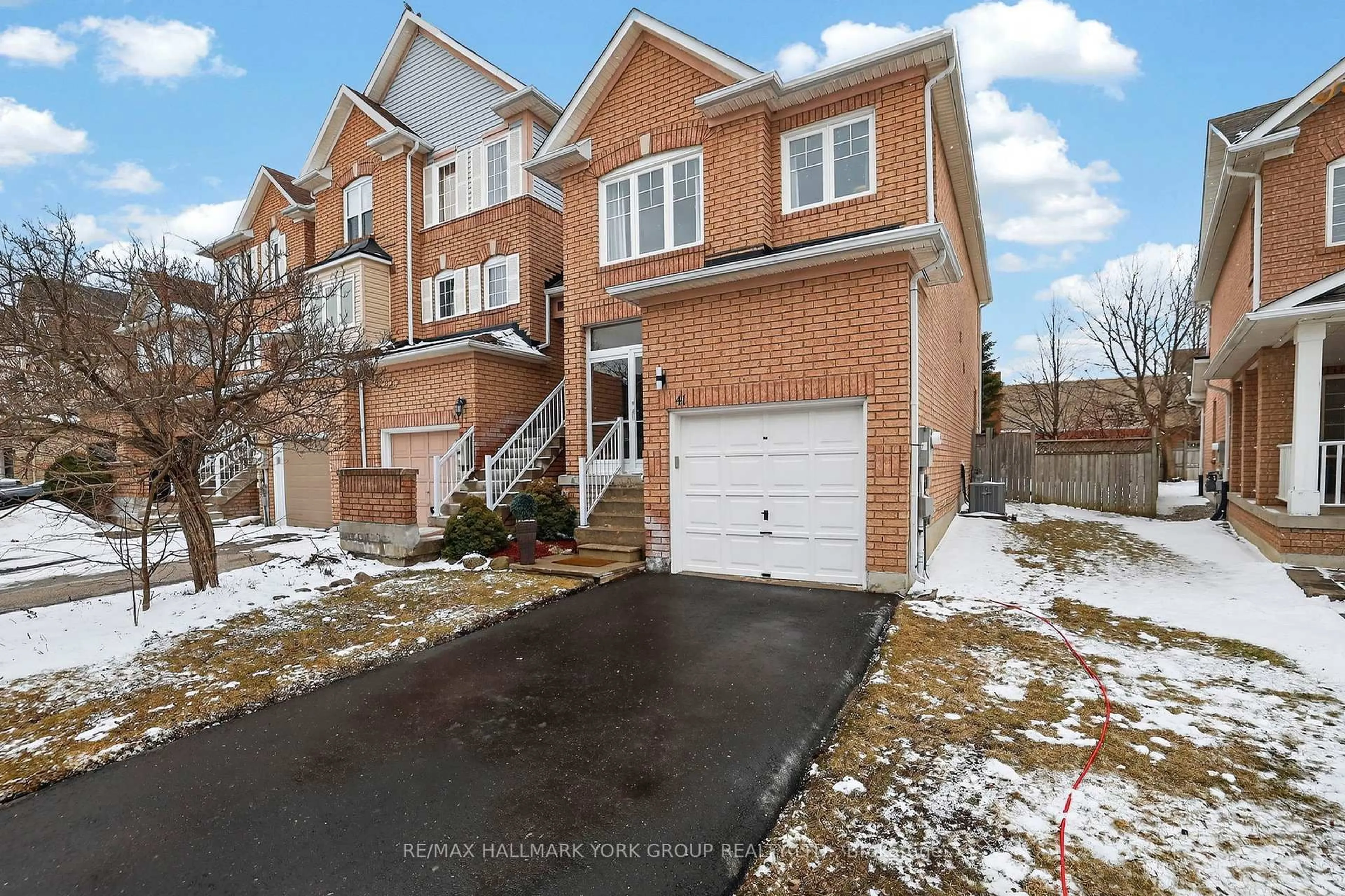 A pic from outside/outdoor area/front of a property/back of a property/a pic from drone, street for 41 Baywell Cres, Aurora Ontario L4G 7M8