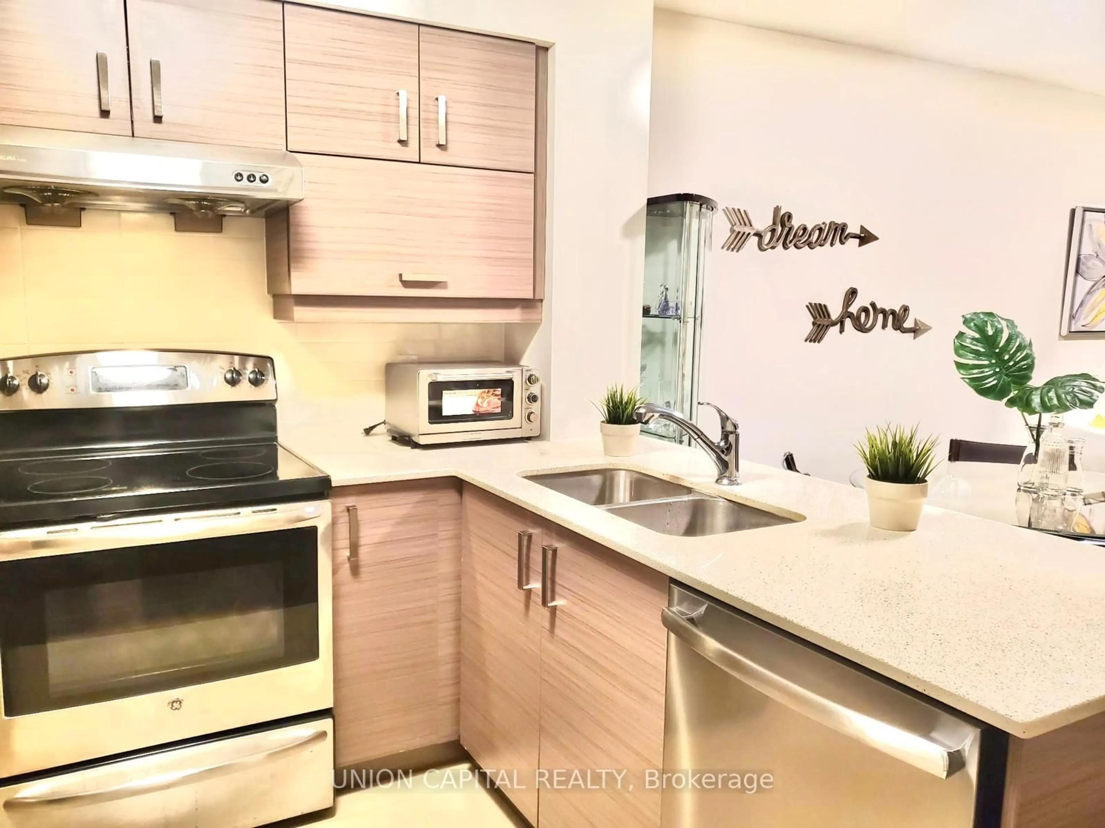 Standard kitchen, unknown for 1 Uptown Dr #910, Markham Ontario L3R 5C1