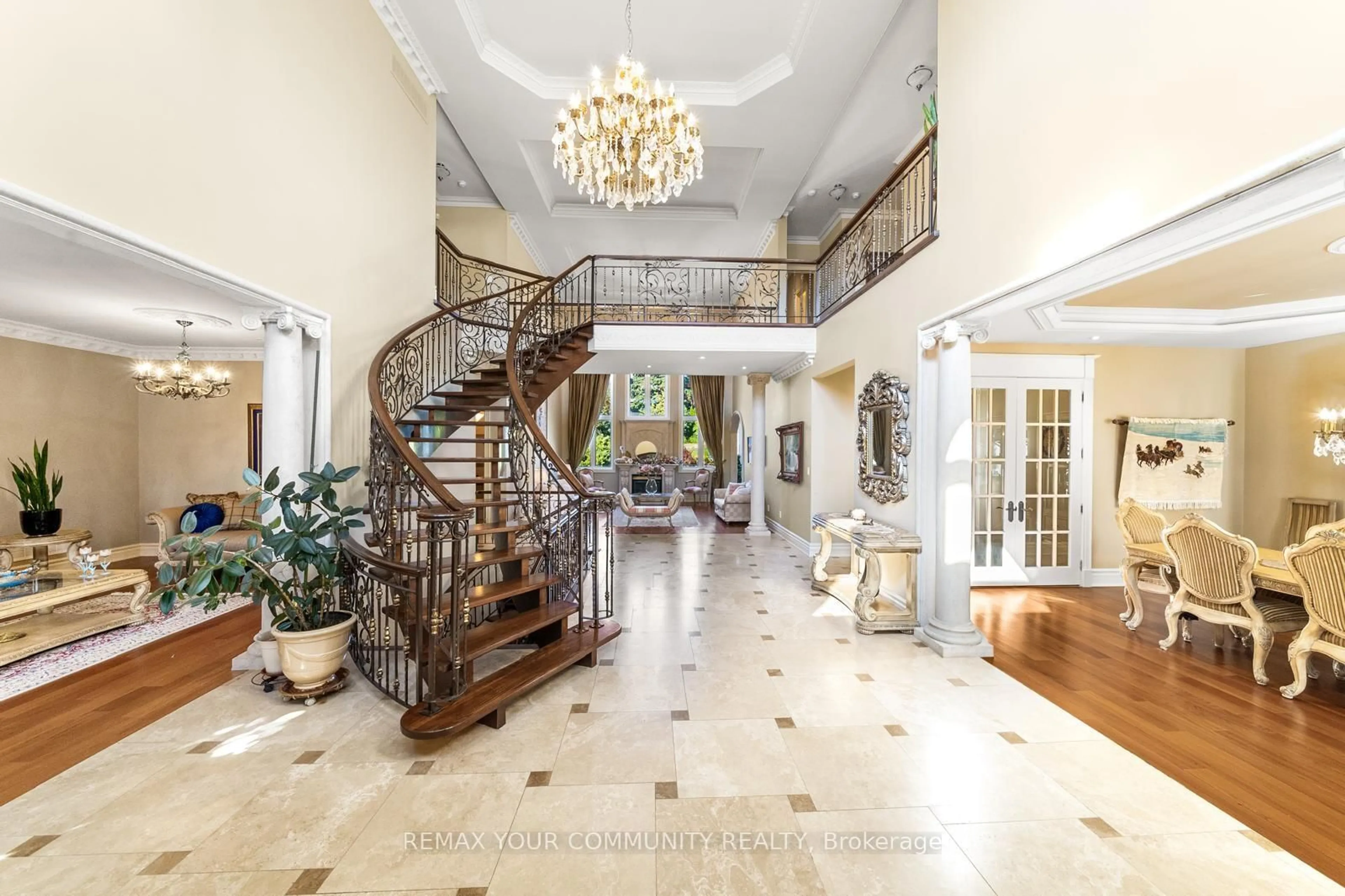 Indoor foyer for 16 DEW DROP Cres, Vaughan Ontario L6A 1E9