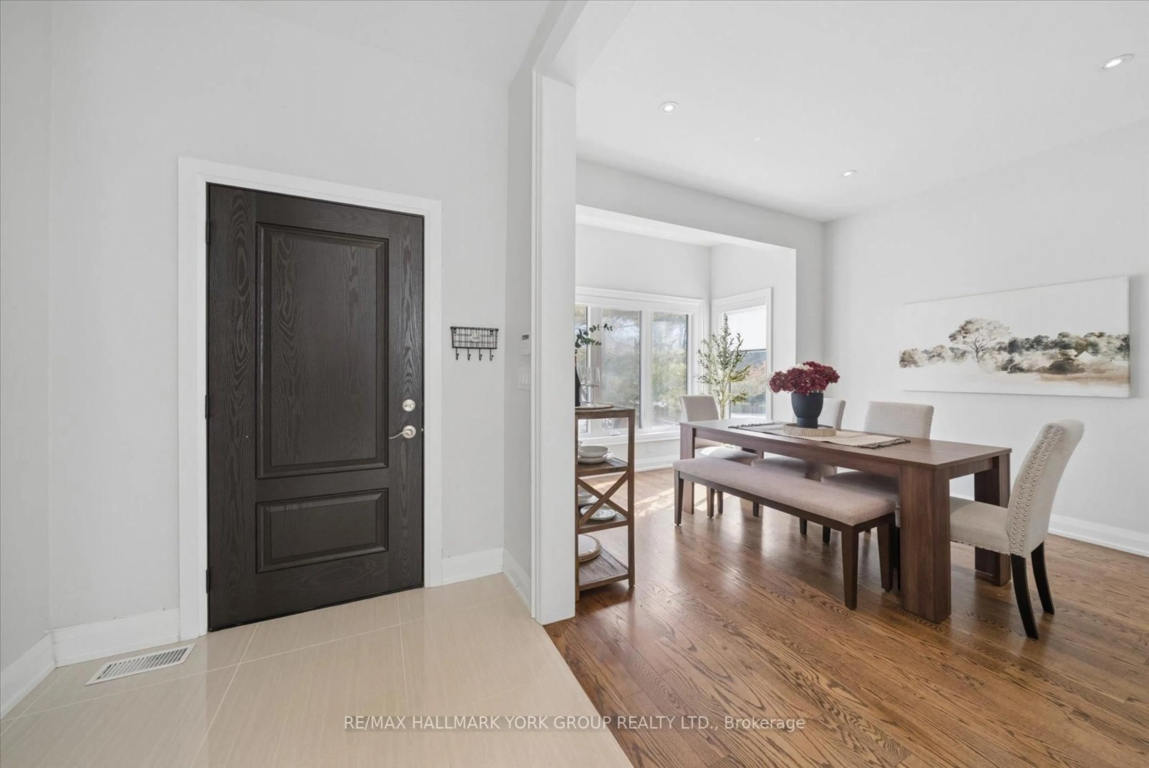 Indoor entryway for 220 Pine Beach Dr, Georgina Ontario L4P 2V5