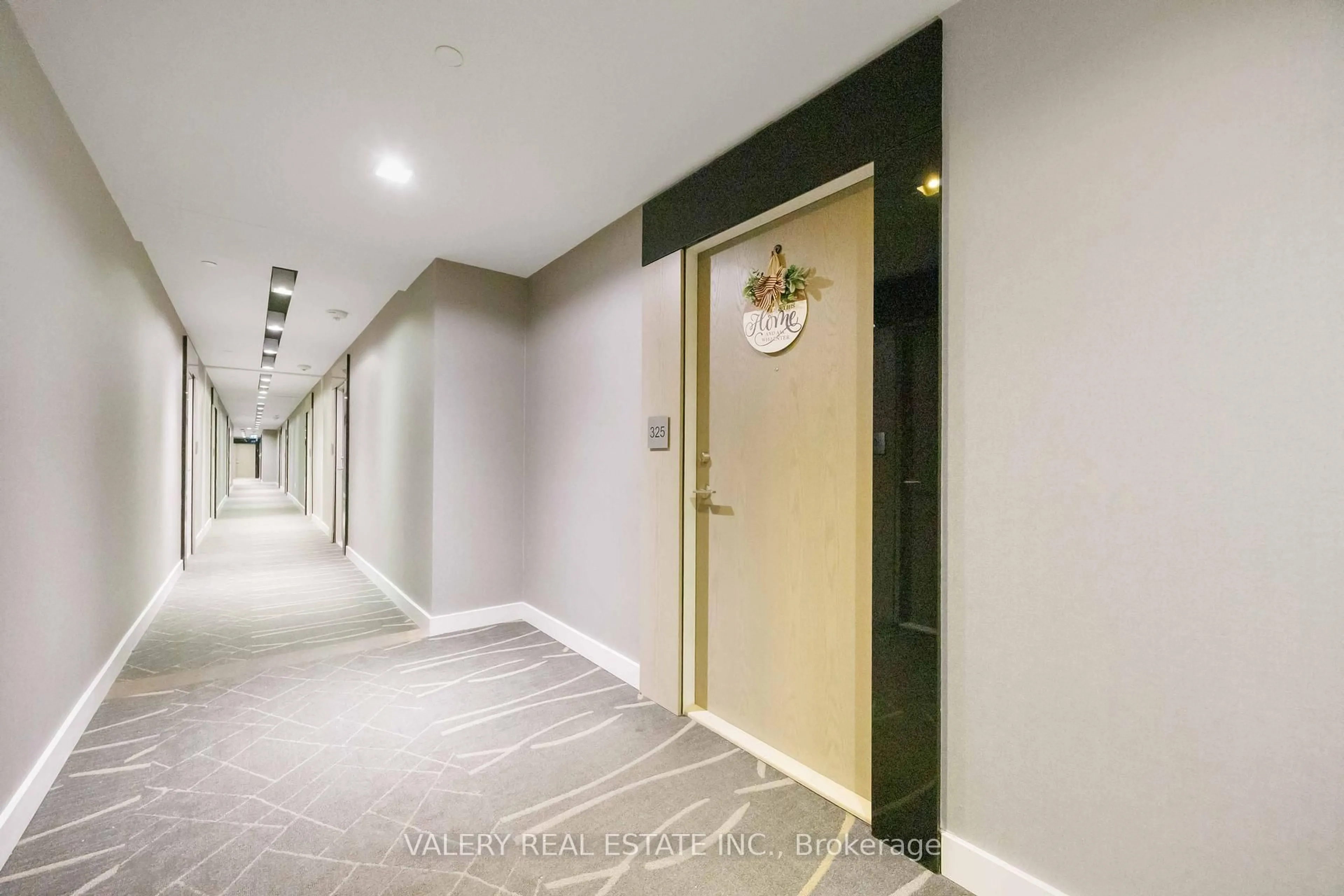 Indoor foyer for 4800 Highway 7 #325, Vaughan Ontario L4L 1H8