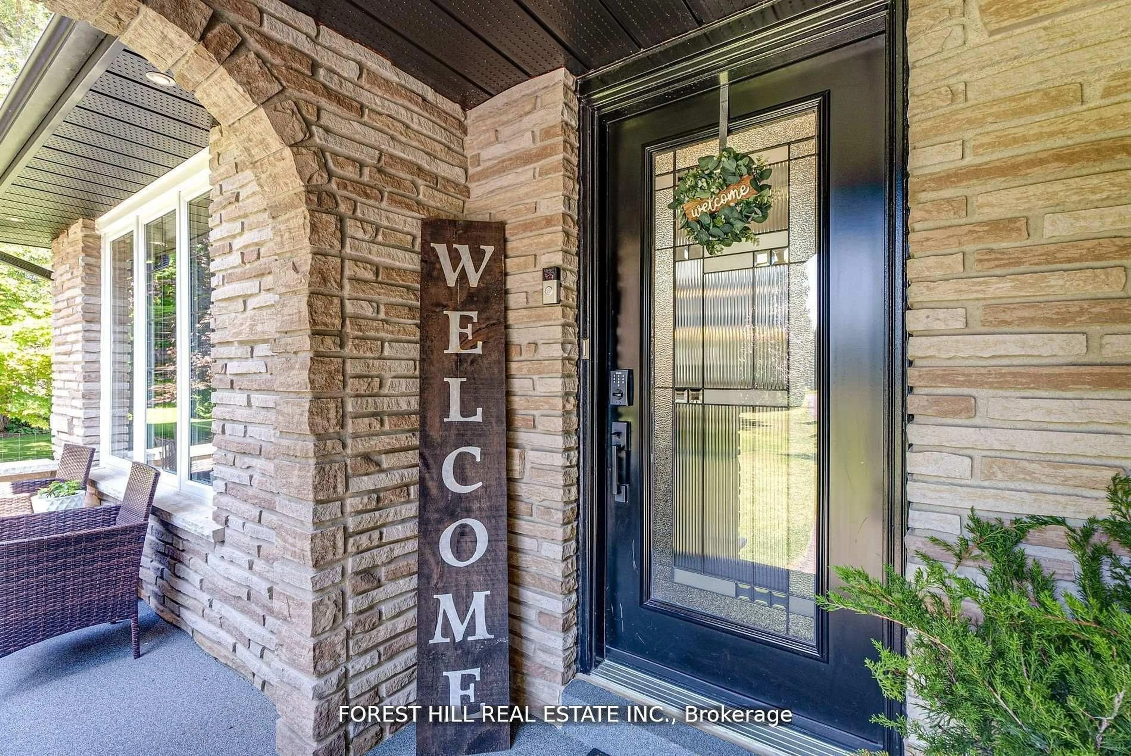 Indoor entryway for 5837 Yonge St, Innisfil Ontario L0L 1K0