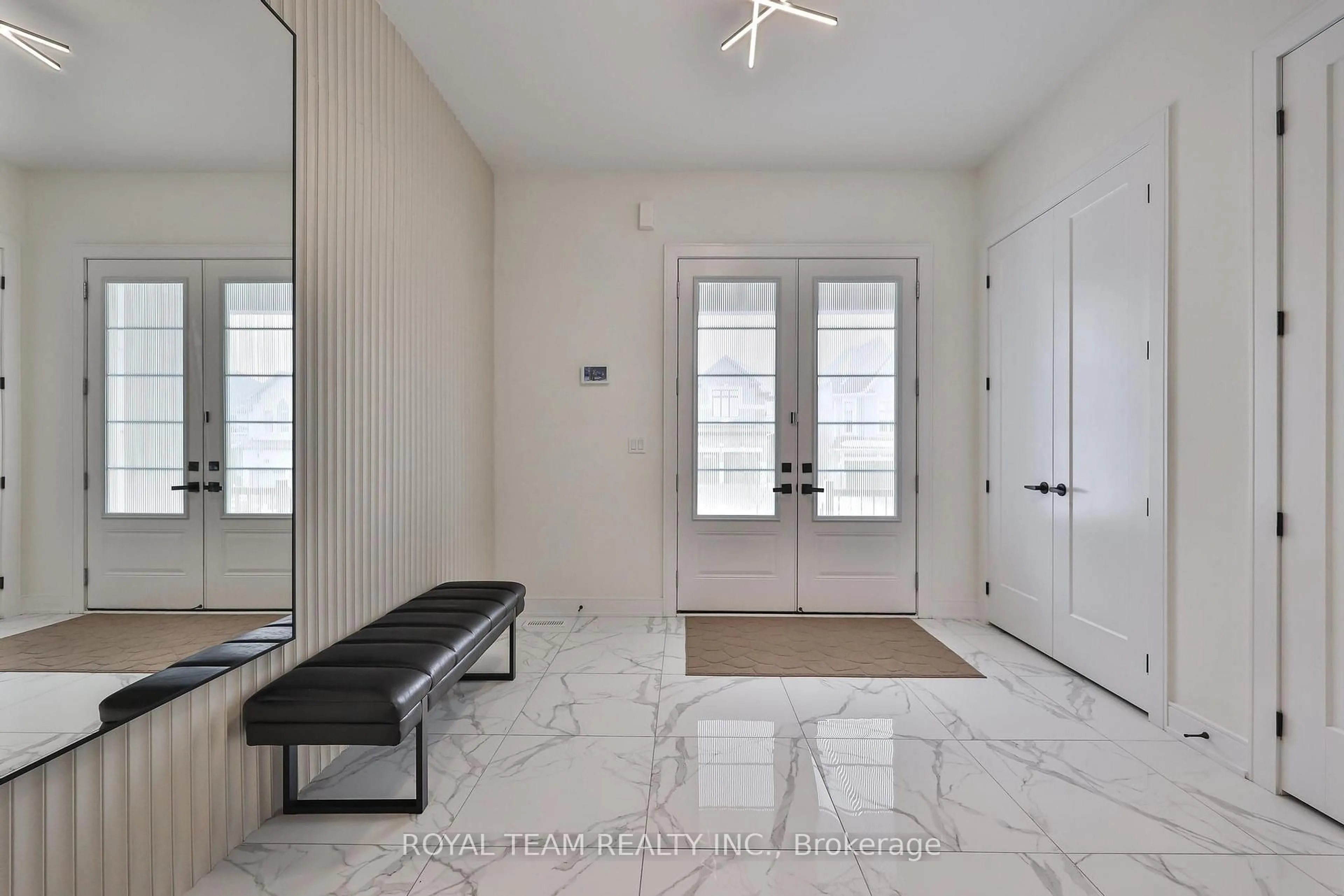 Indoor entryway for 1361 Blackmore St, Innisfil Ontario L9S 0P3