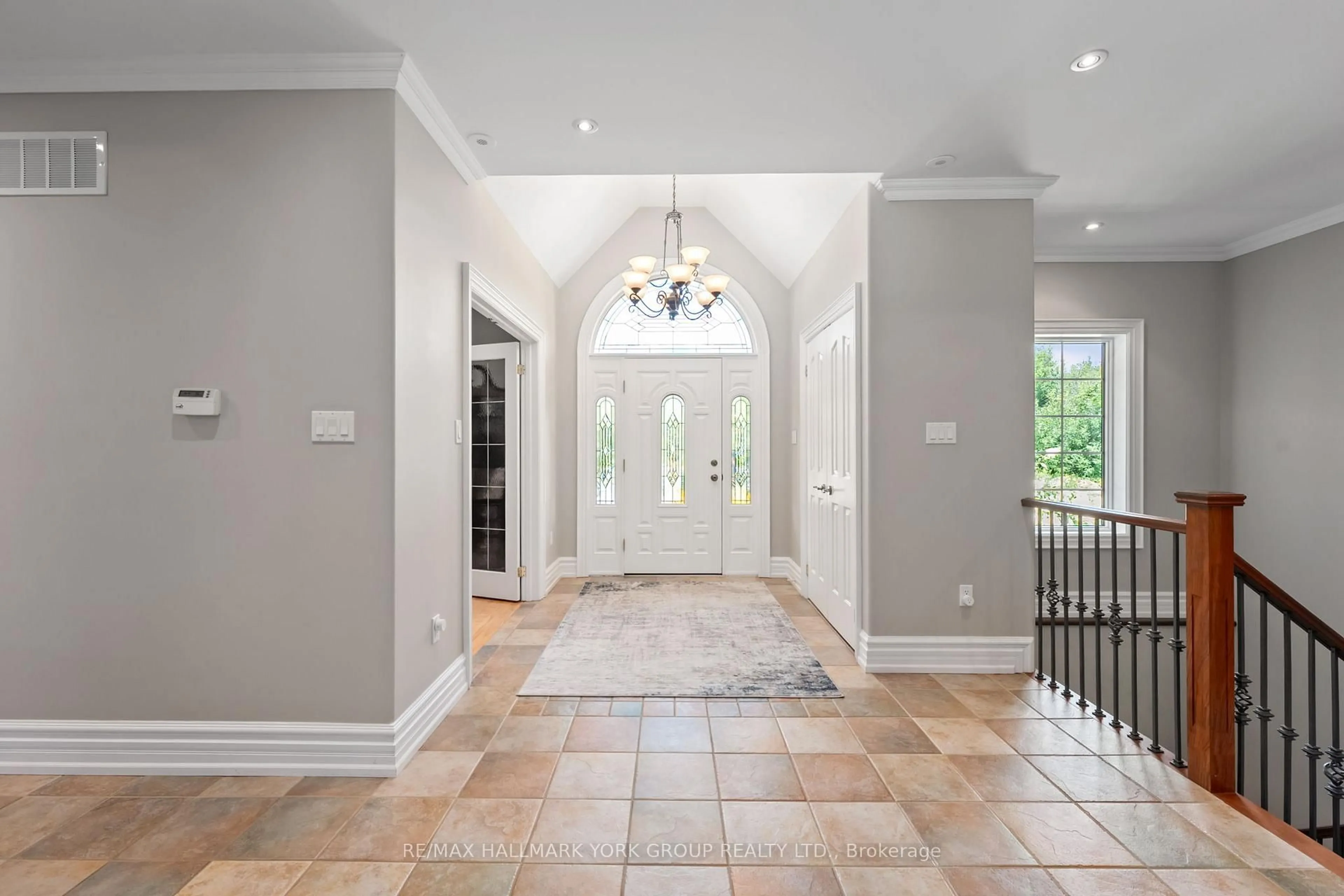 Indoor entryway for 6871 Black River Rd, Georgina Ontario L0E 1R0