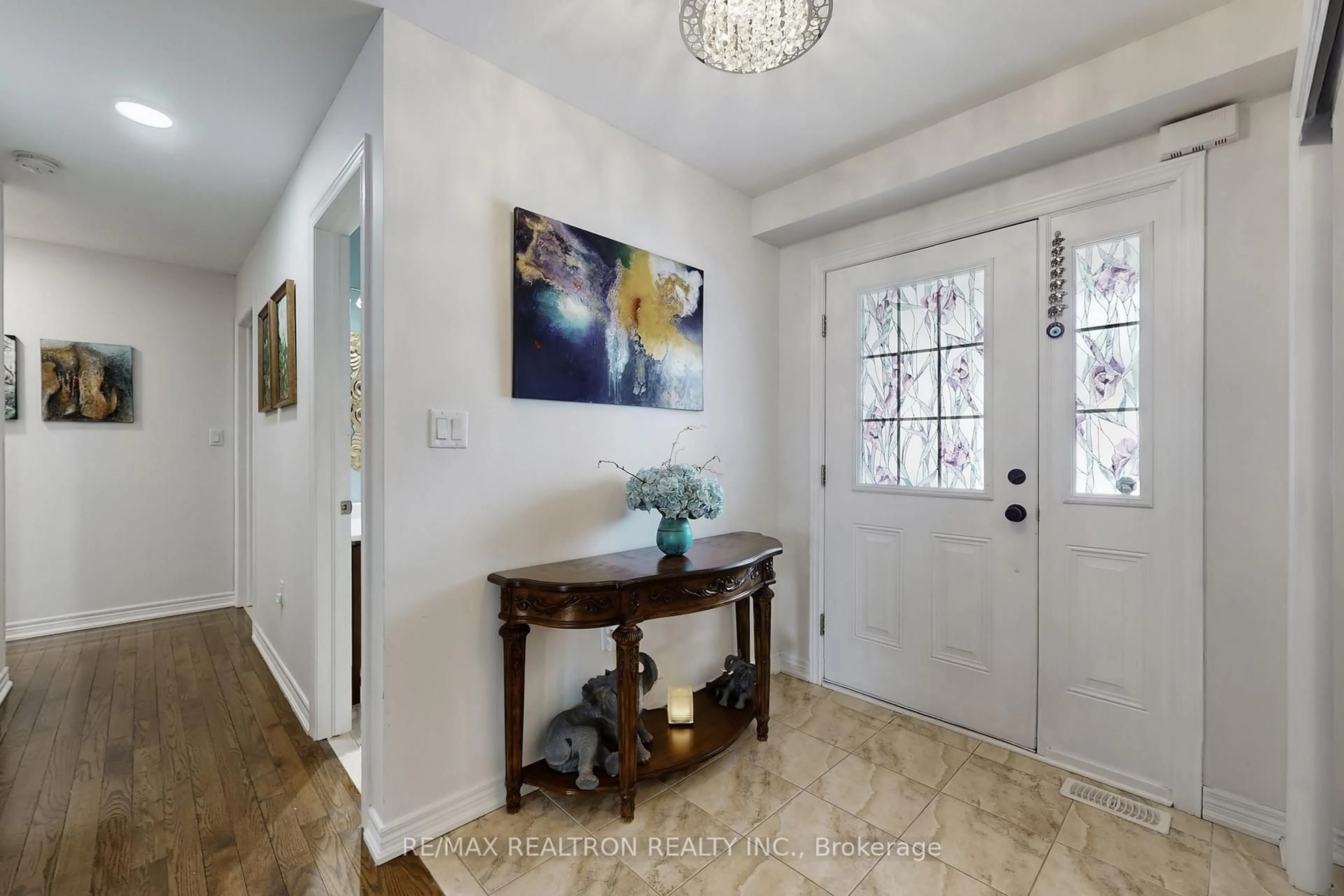 Indoor entryway for 396 Curley St, Georgina Ontario L4P 3C8