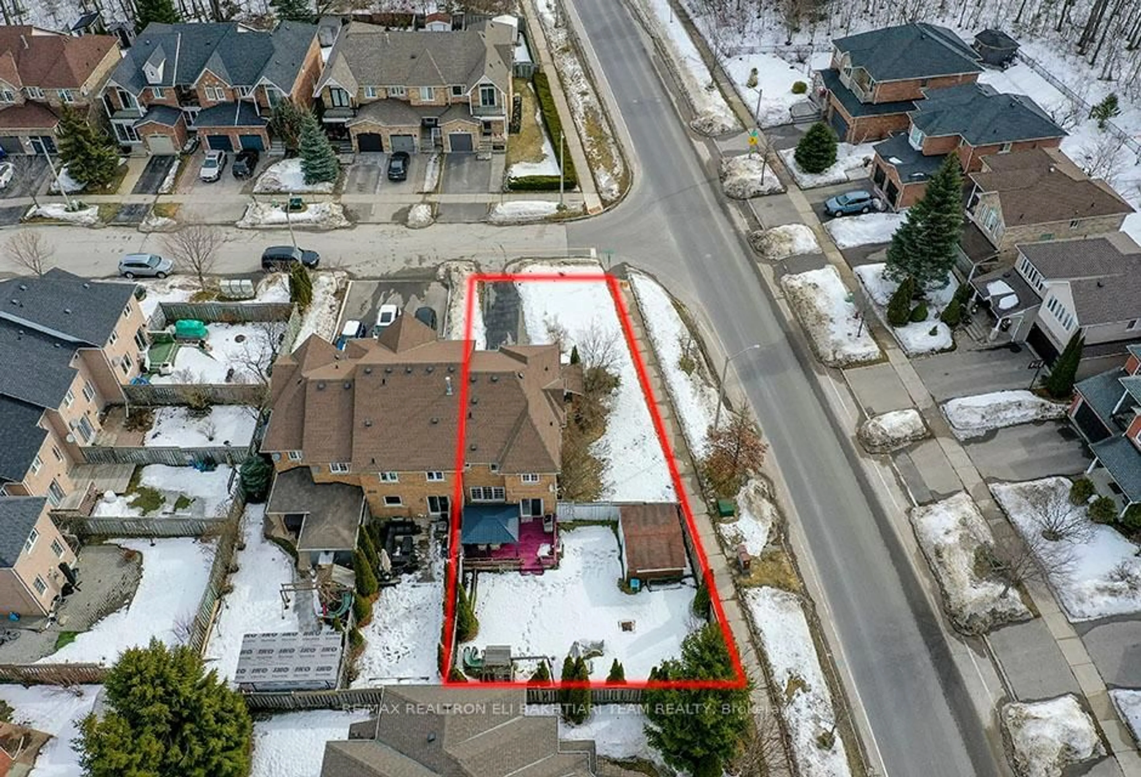 A pic from outside/outdoor area/front of a property/back of a property/a pic from drone, street for 133 Long Point Dr, Richmond Hill Ontario L4E 3Z6