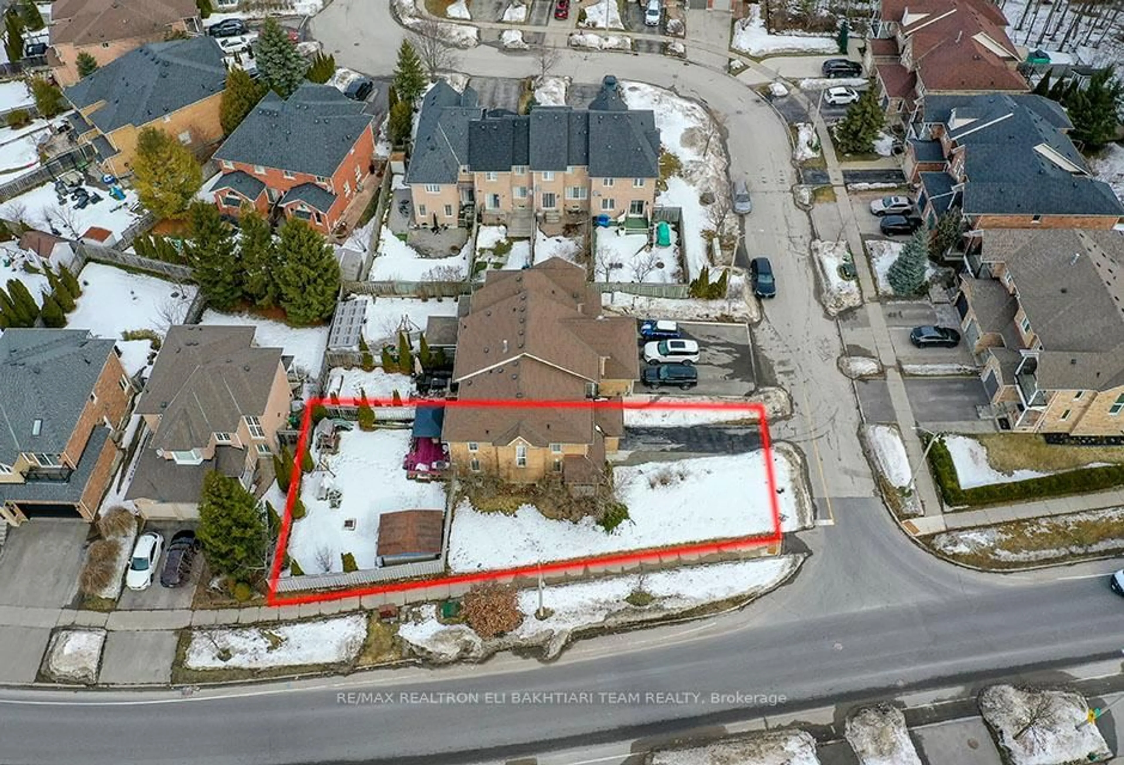 A pic from outside/outdoor area/front of a property/back of a property/a pic from drone, street for 133 Long Point Dr, Richmond Hill Ontario L4E 3Z6