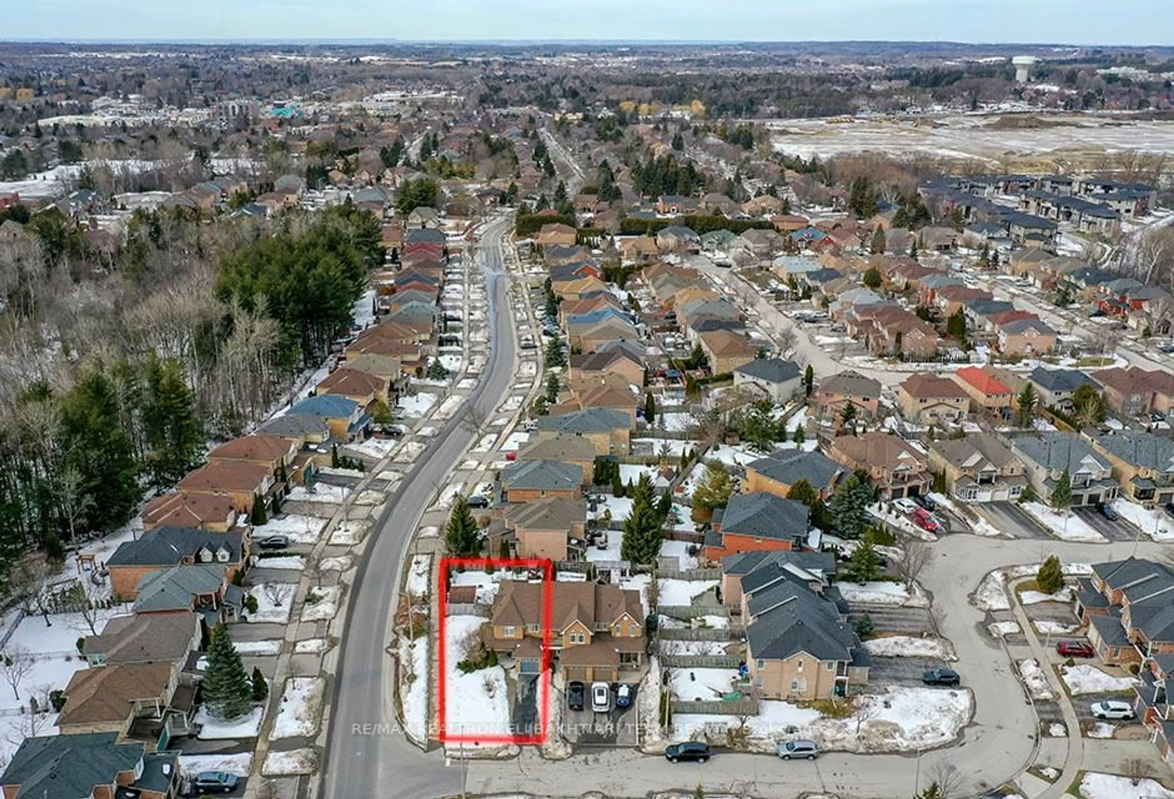 A pic from outside/outdoor area/front of a property/back of a property/a pic from drone, street for 133 Long Point Dr, Richmond Hill Ontario L4E 3Z6