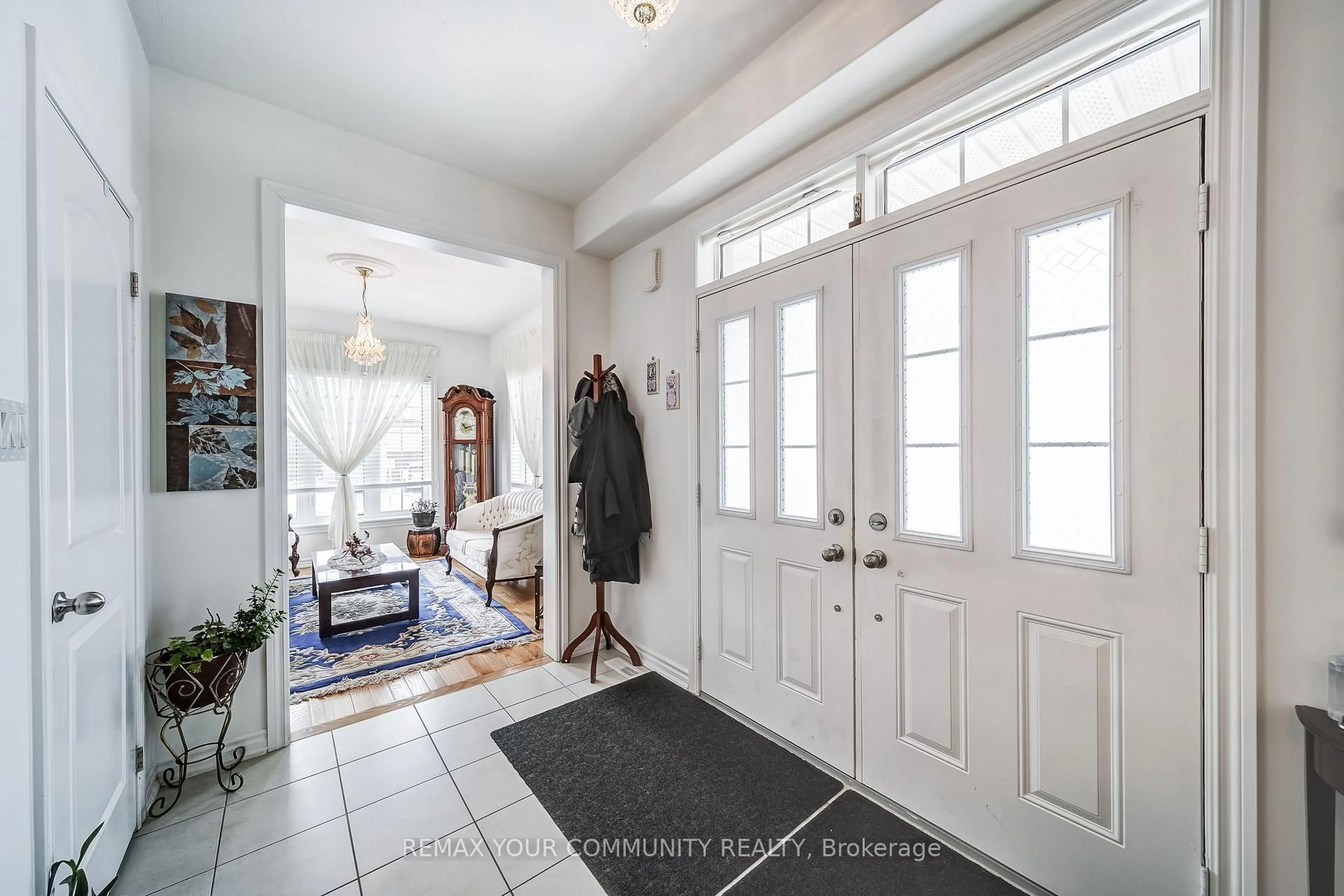 Indoor entryway for 46 Bramsey St, Georgina Ontario L0E 1R0