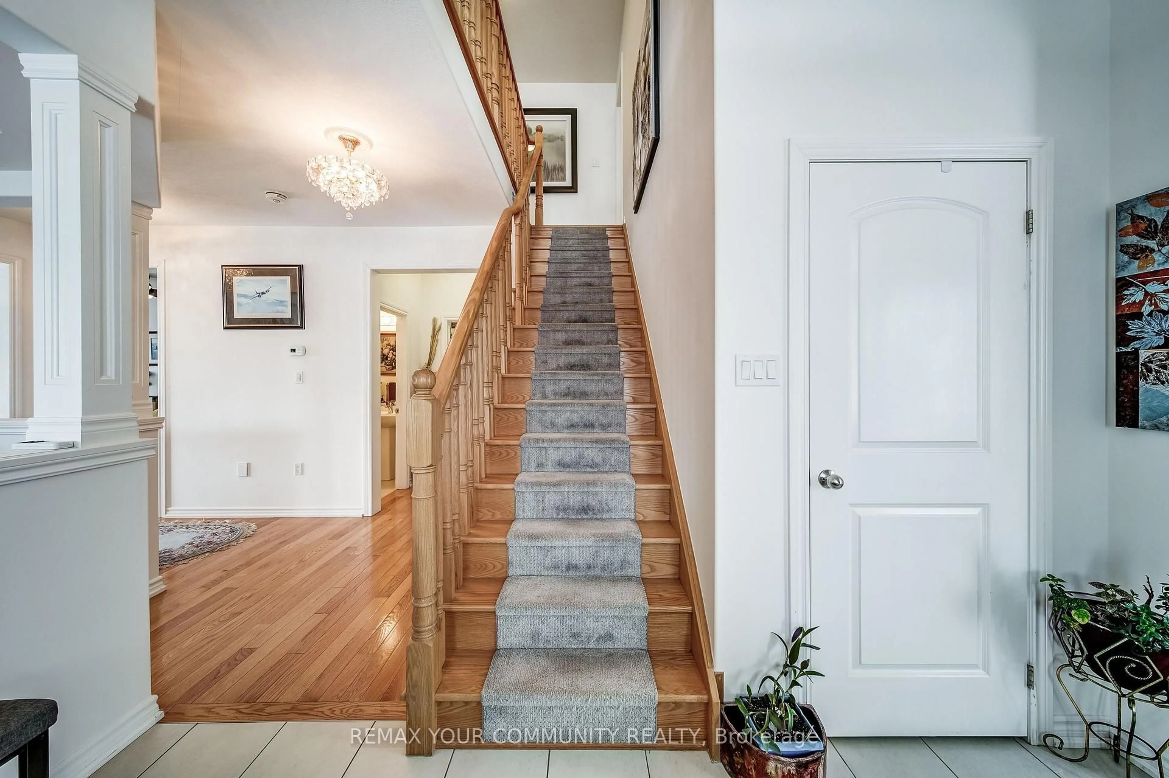 Indoor entryway for 46 Bramsey St, Georgina Ontario L0E 1R0