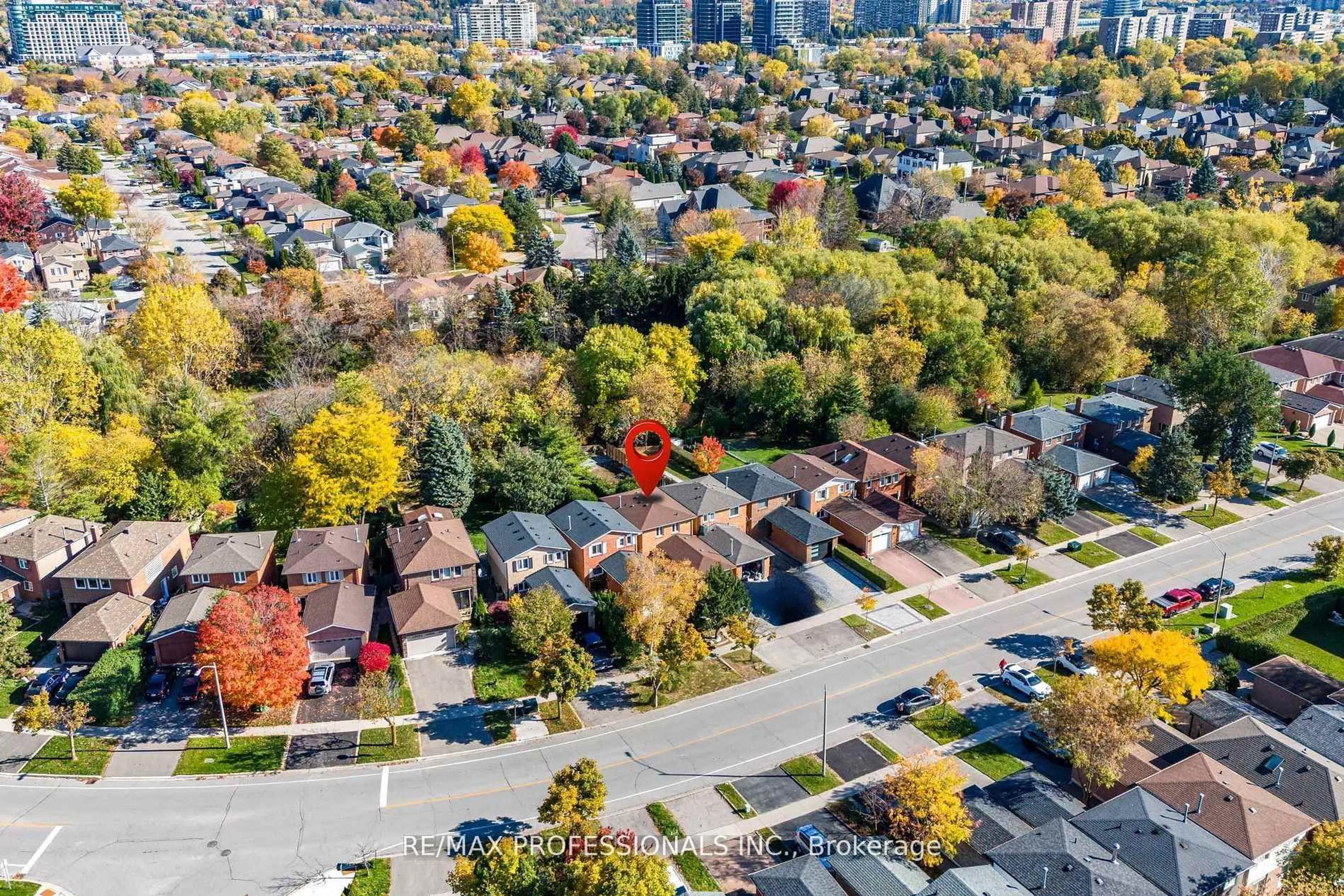 A pic from outside/outdoor area/front of a property/back of a property/a pic from drone, street for 125 Kersey Cres, Richmond Hill Ontario L4C 5X4