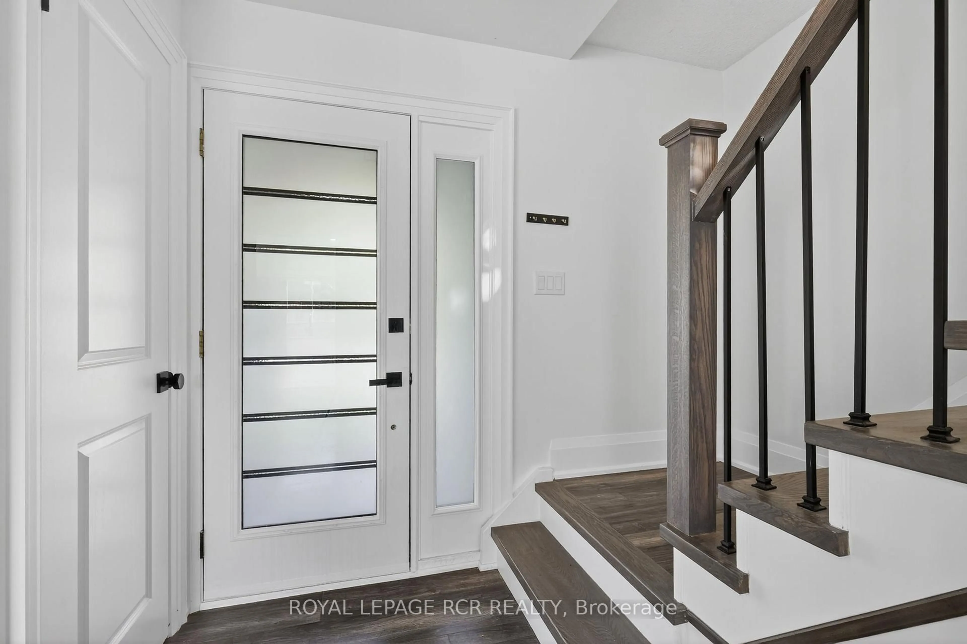 Indoor entryway for 179 Tupper St, New Tecumseth Ontario L9R 1E1