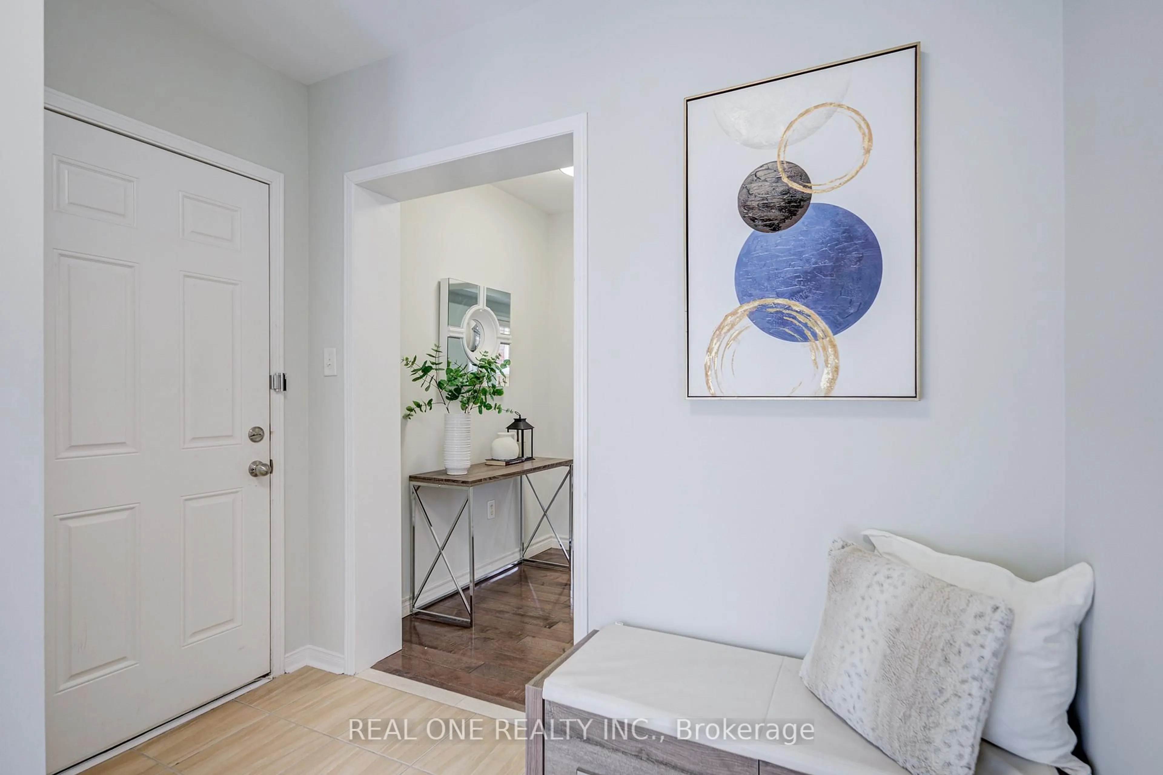 Indoor entryway for 18 Latitude Lane, Whitchurch-Stouffville Ontario L4A 0T1