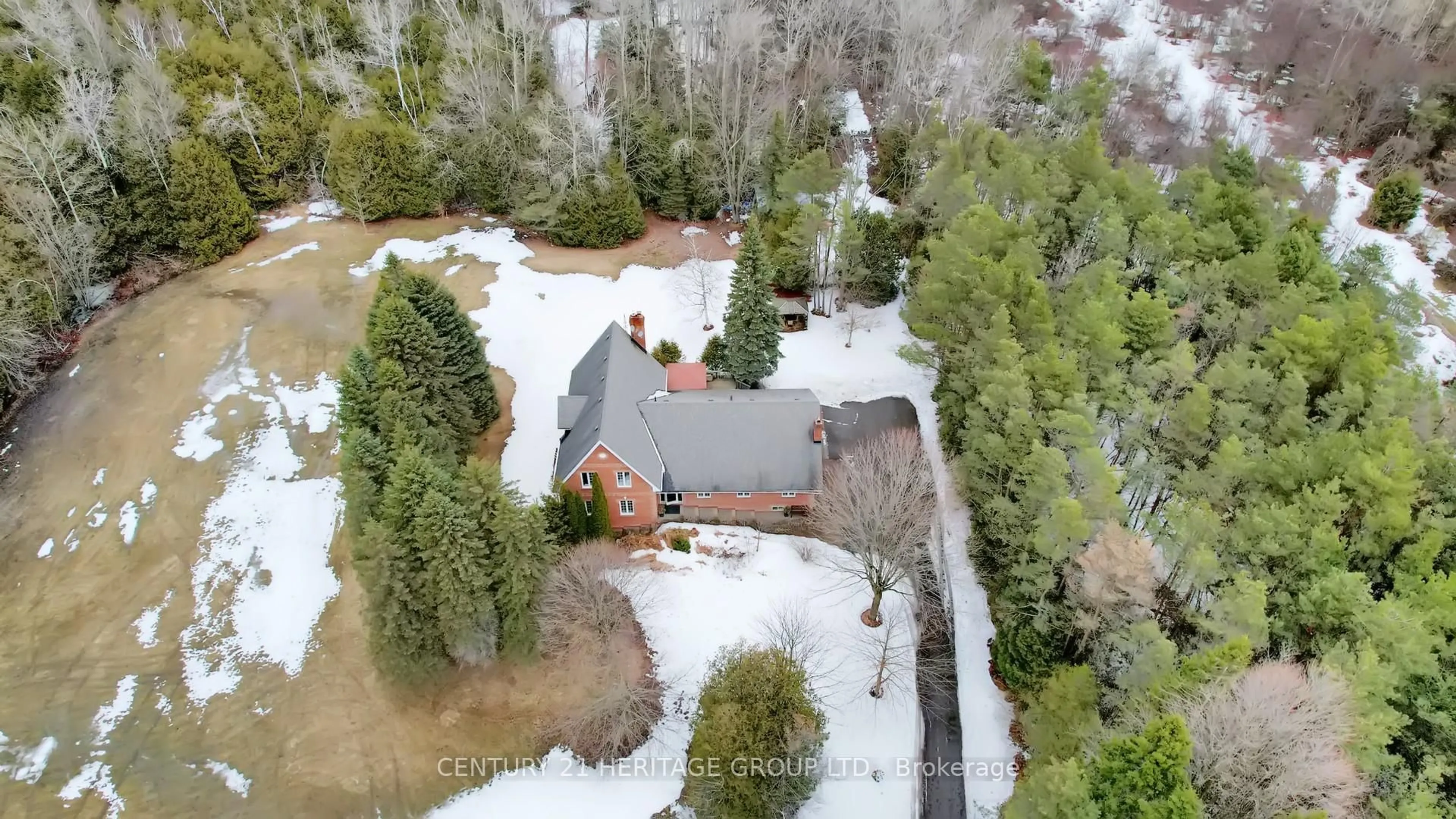 A pic from outside/outdoor area/front of a property/back of a property/a pic from drone, unknown for 21455 Warden Ave, East Gwillimbury Ontario L0G 1R0