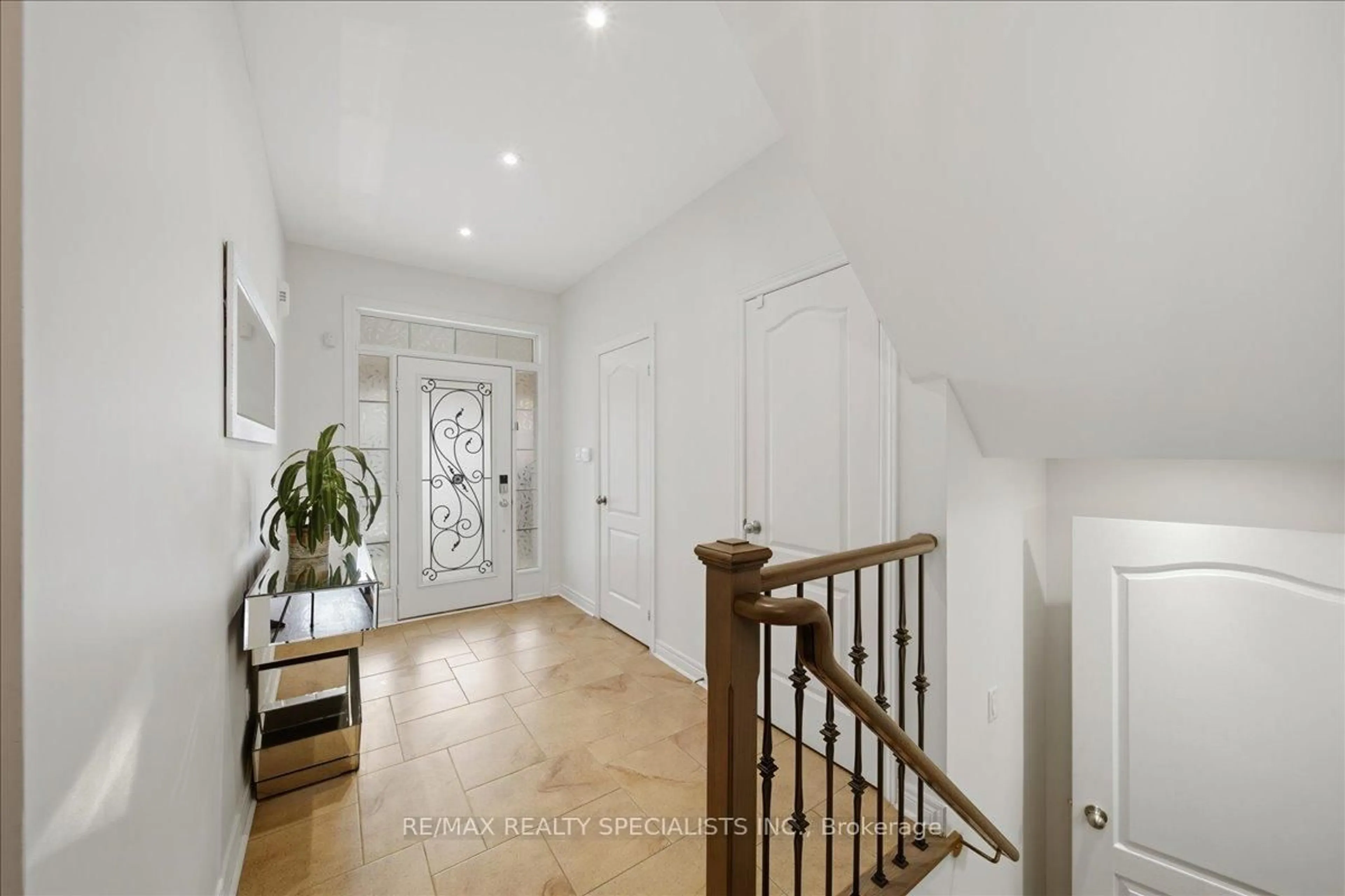 Indoor entryway for 158 Downy Emerald Dr, Bradford West Gwillimbury Ontario L3Z 0E6