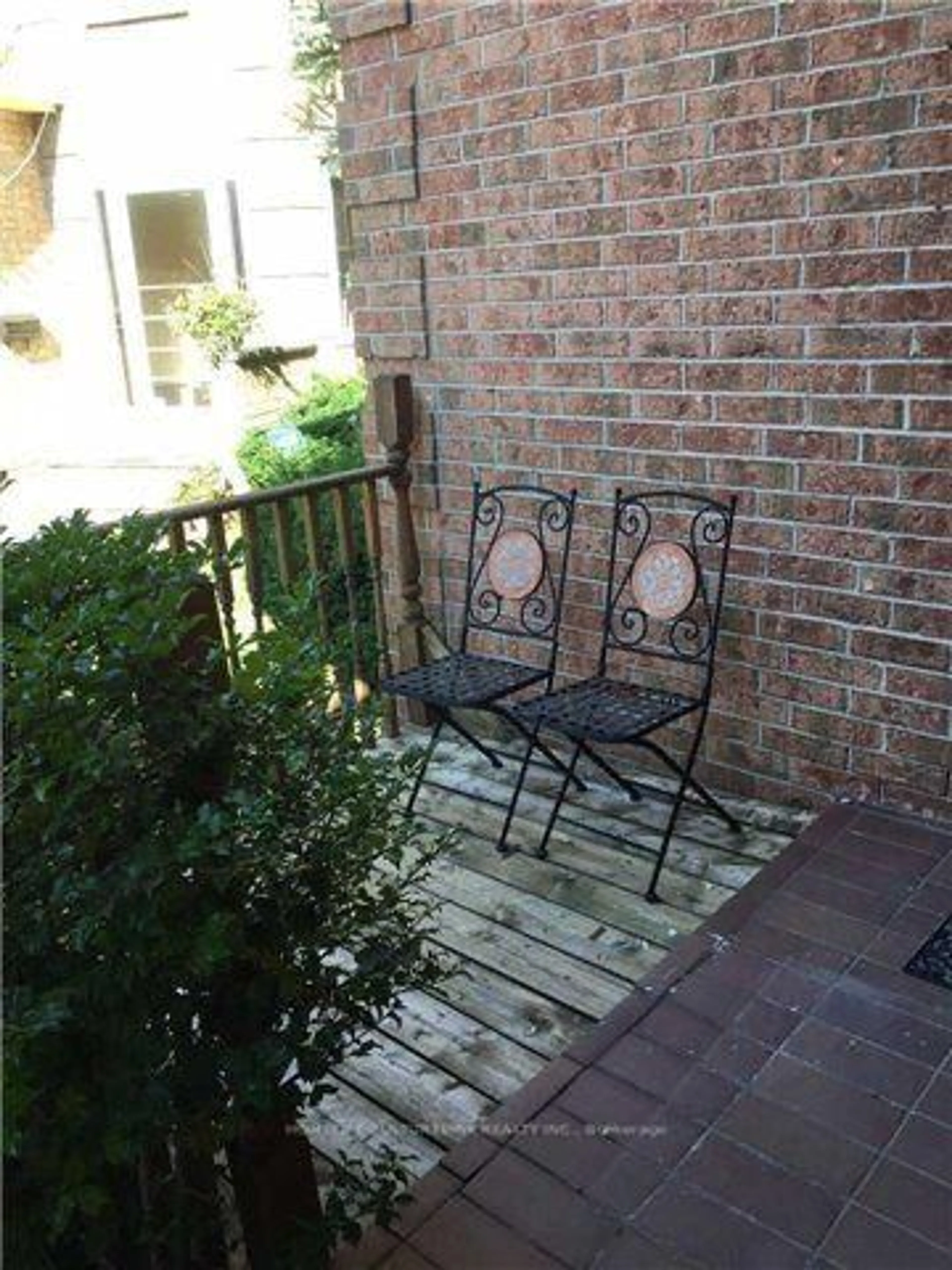 Patio, street for 18 Eugenia Crt, Markham Ontario L3R 4Y6