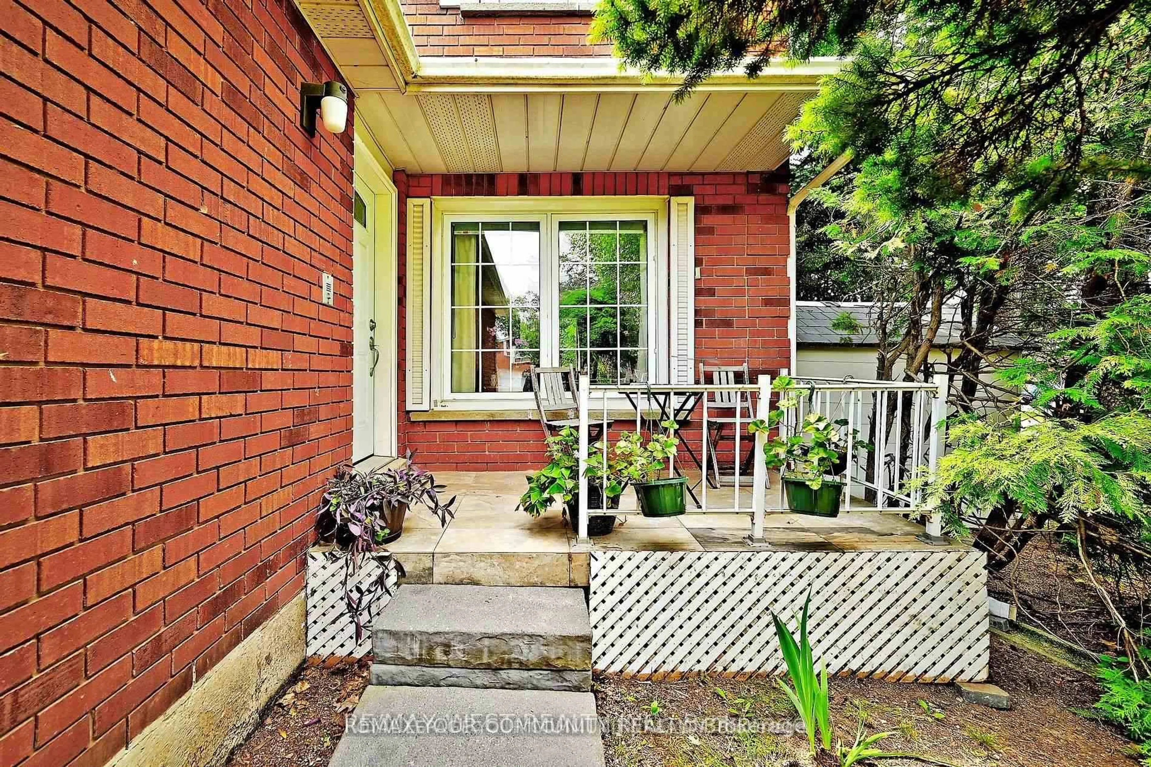 Patio, street for 348 Brownridge Dr, Vaughan Ontario L4J 5W9