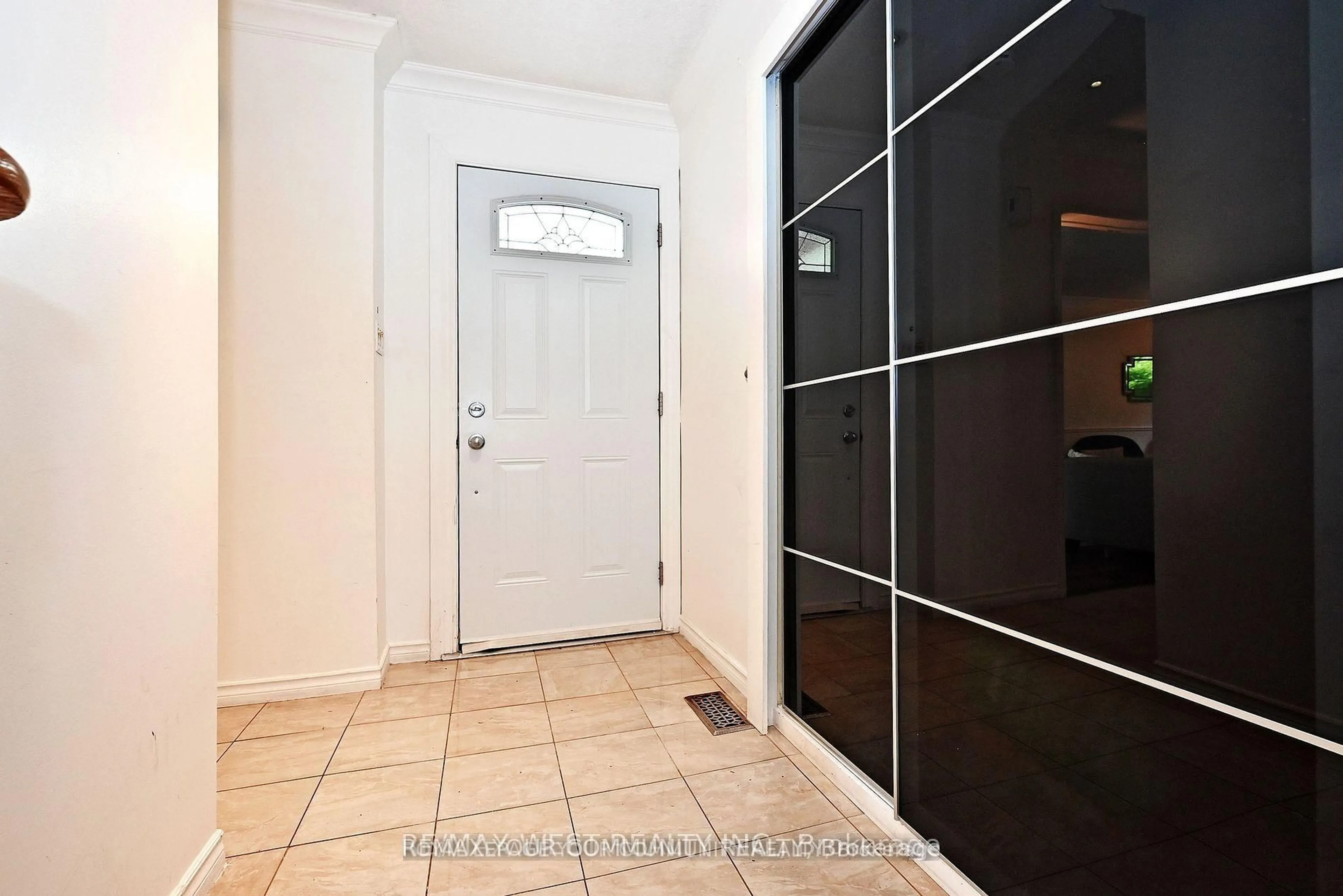 Indoor entryway for 348 Brownridge Dr, Vaughan Ontario L4J 5W9