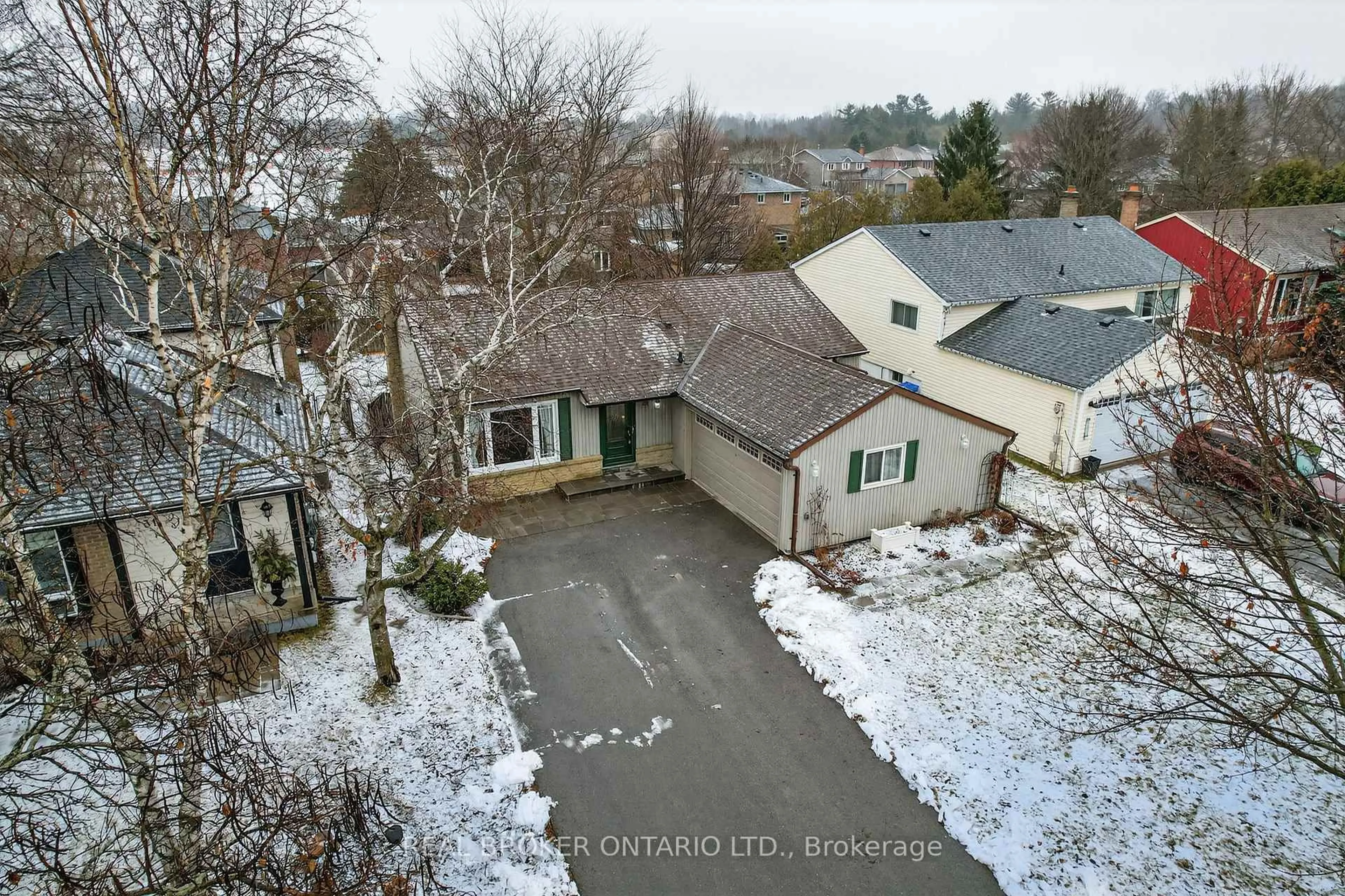 A pic from outside/outdoor area/front of a property/back of a property/a pic from drone, street for 29 Red Mills Dr, East Gwillimbury Ontario L9N 1B5