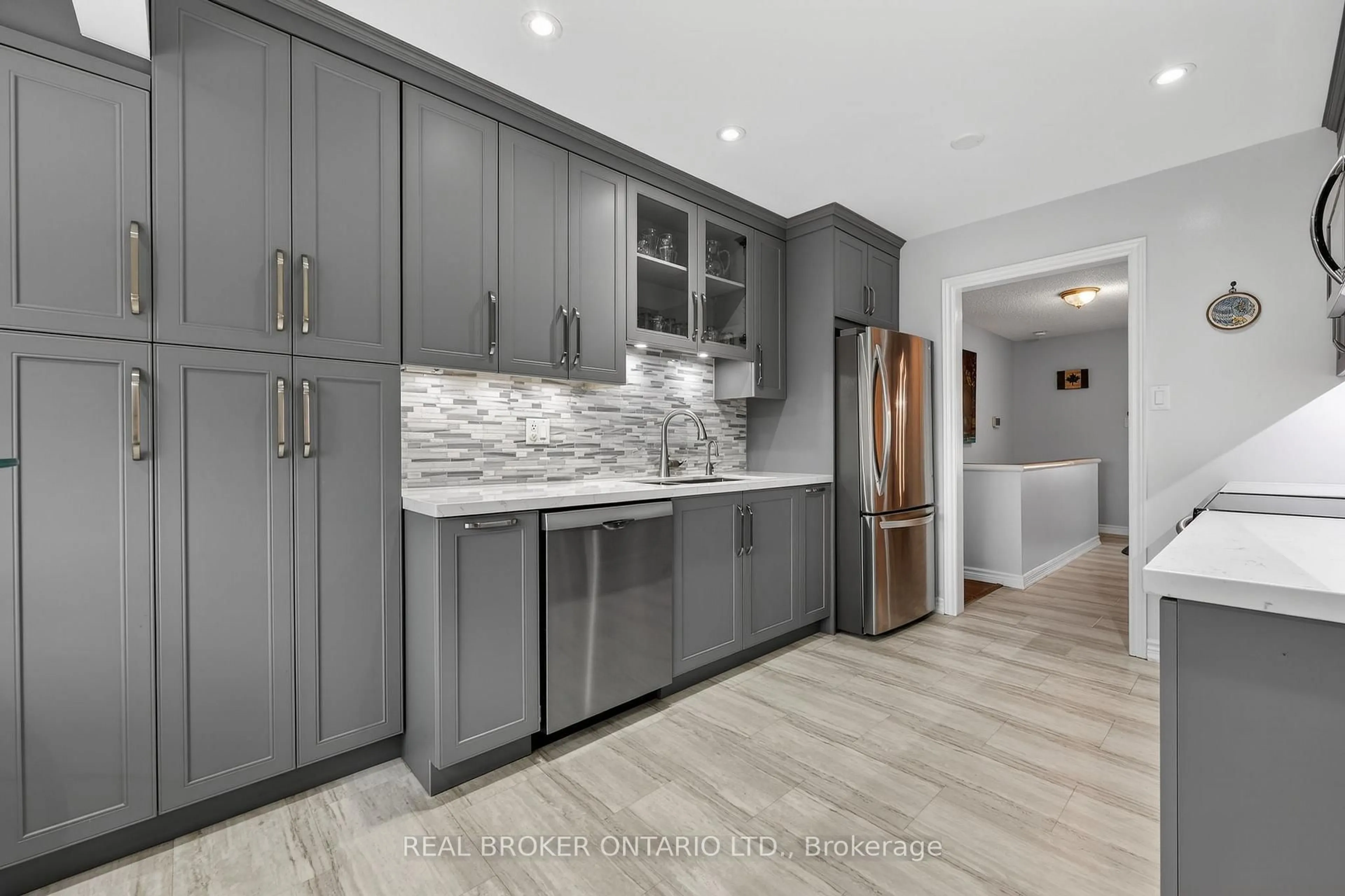 Open concept kitchen, unknown for 29 Red Mills Dr, East Gwillimbury Ontario L9N 1B5