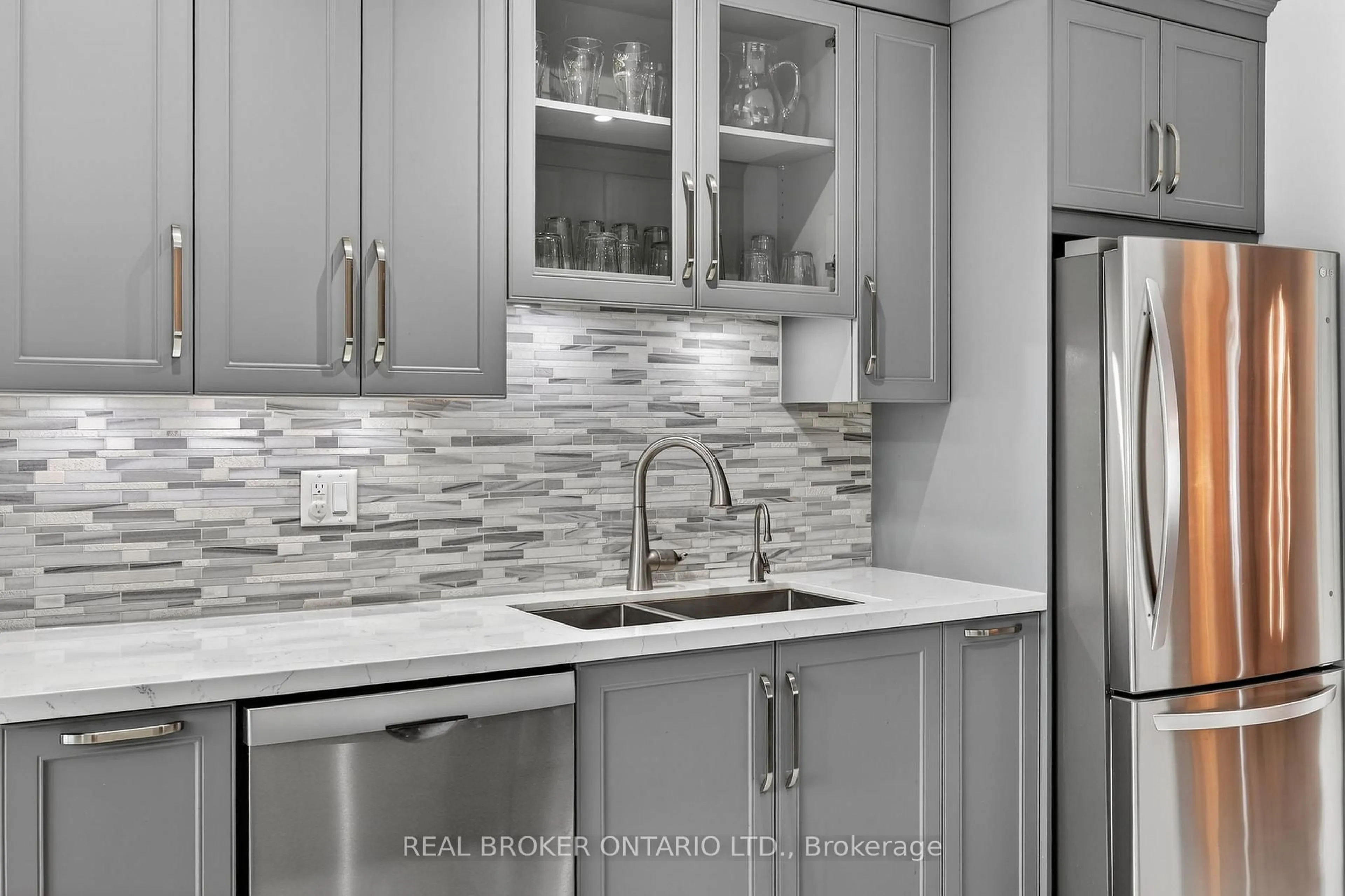 Contemporary kitchen, ceramic/tile floor for 29 Red Mills Dr, East Gwillimbury Ontario L9N 1B5