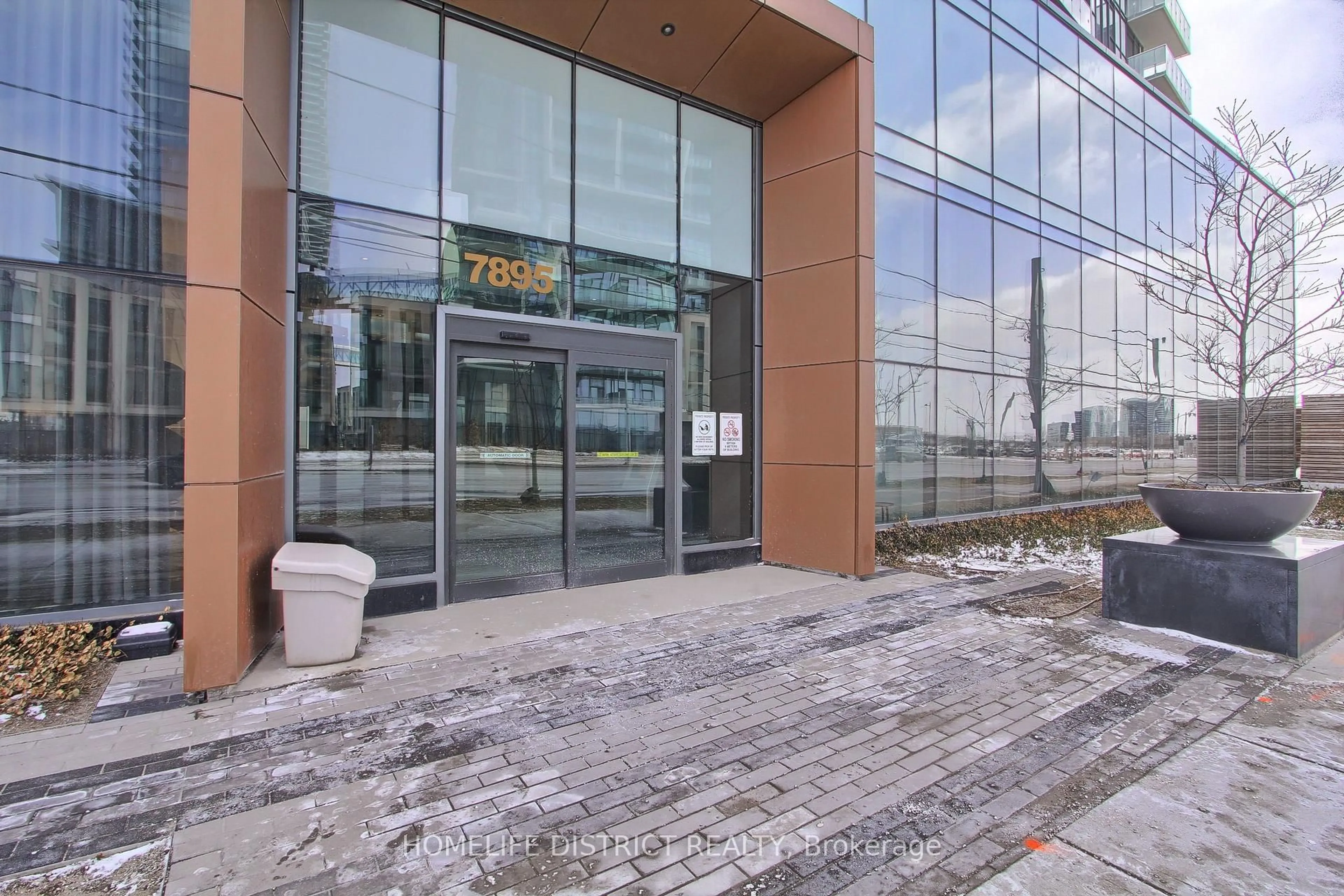 Indoor foyer for 7895 JANE St #717, Vaughan Ontario L4K 0K2