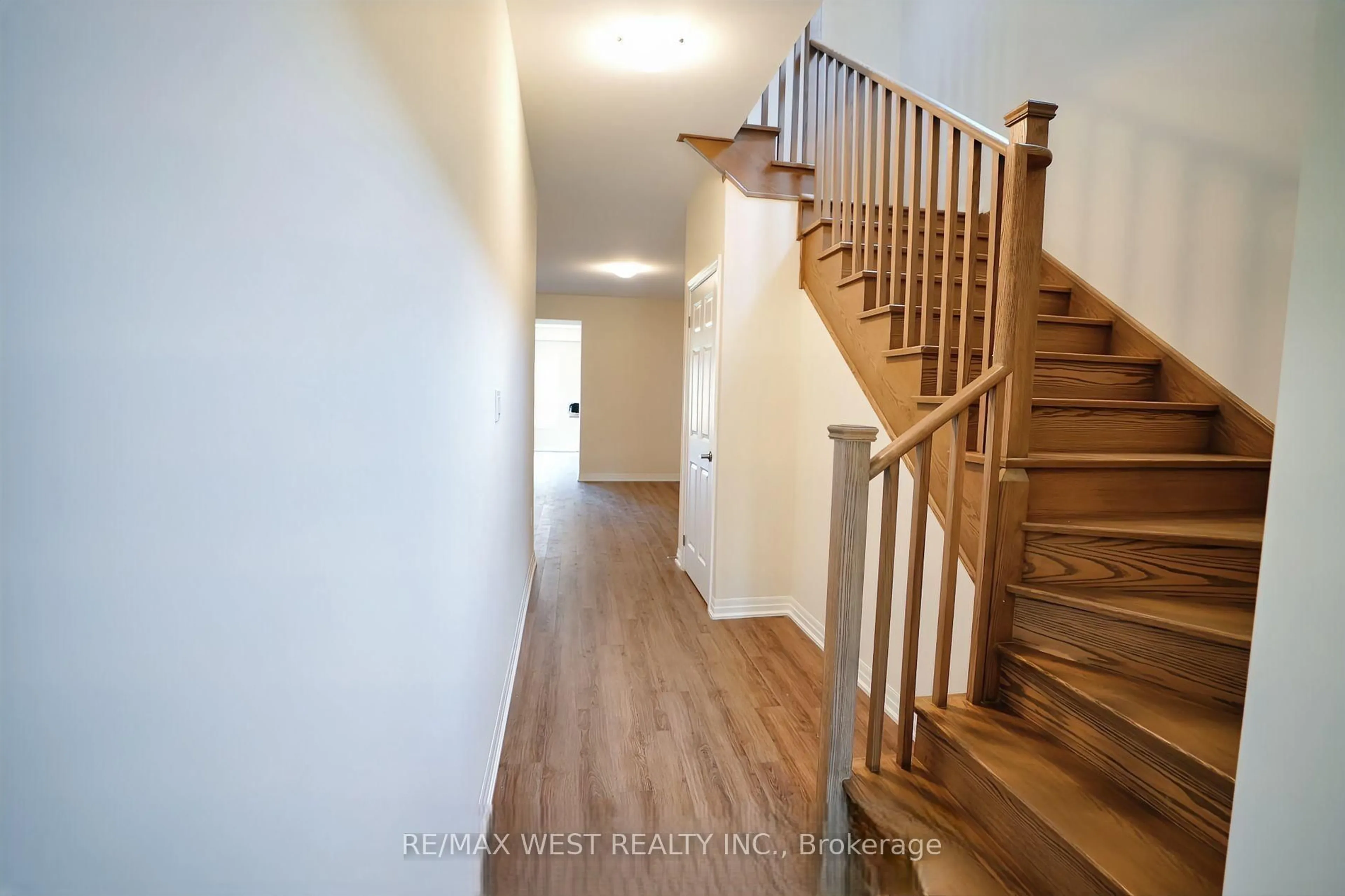 Indoor entryway for 7 Stennett Dr, Georgina Ontario L4P 0J4