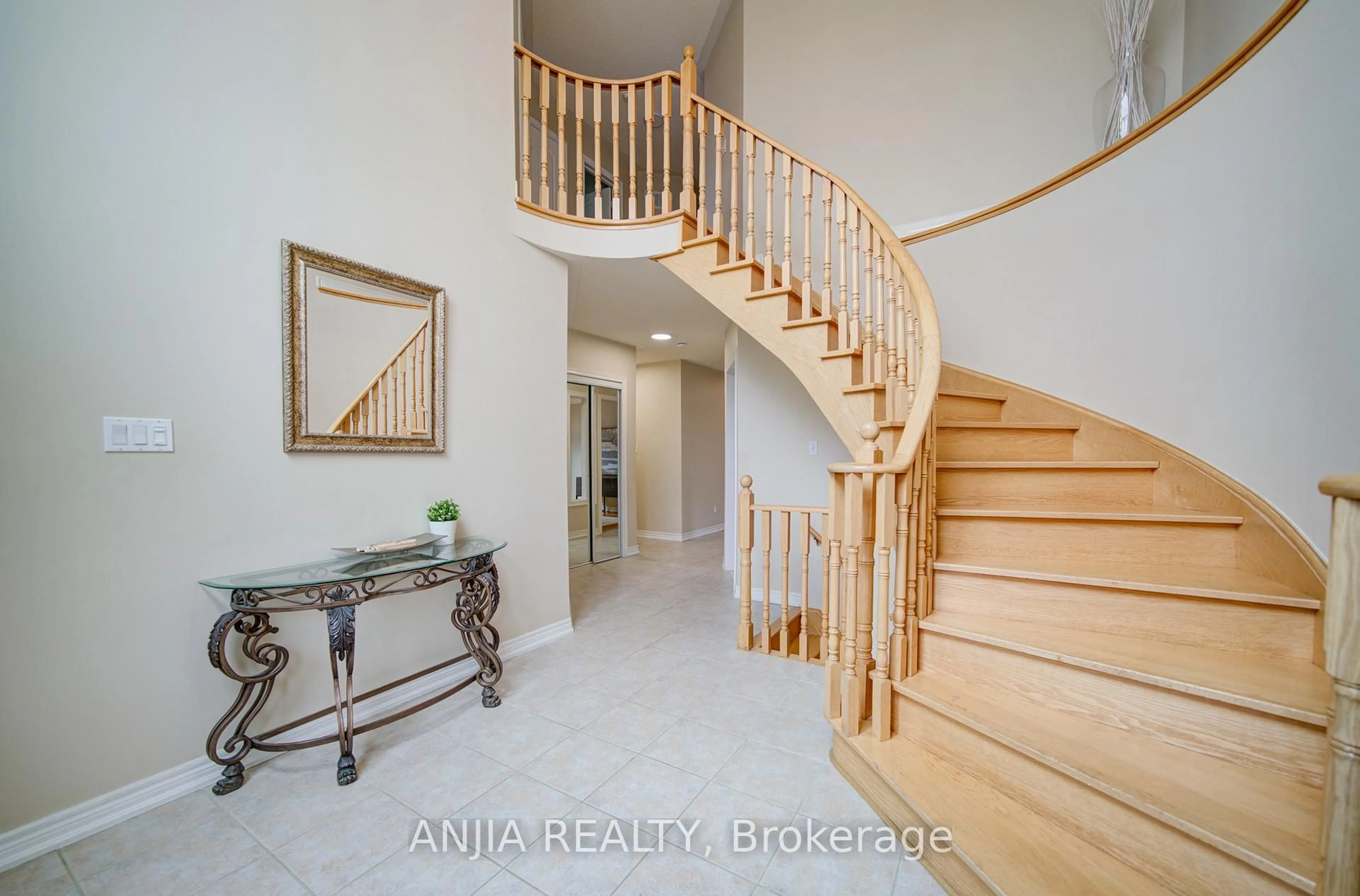 Indoor entryway for 149 Quince Cres, Markham Ontario L3S 3W8