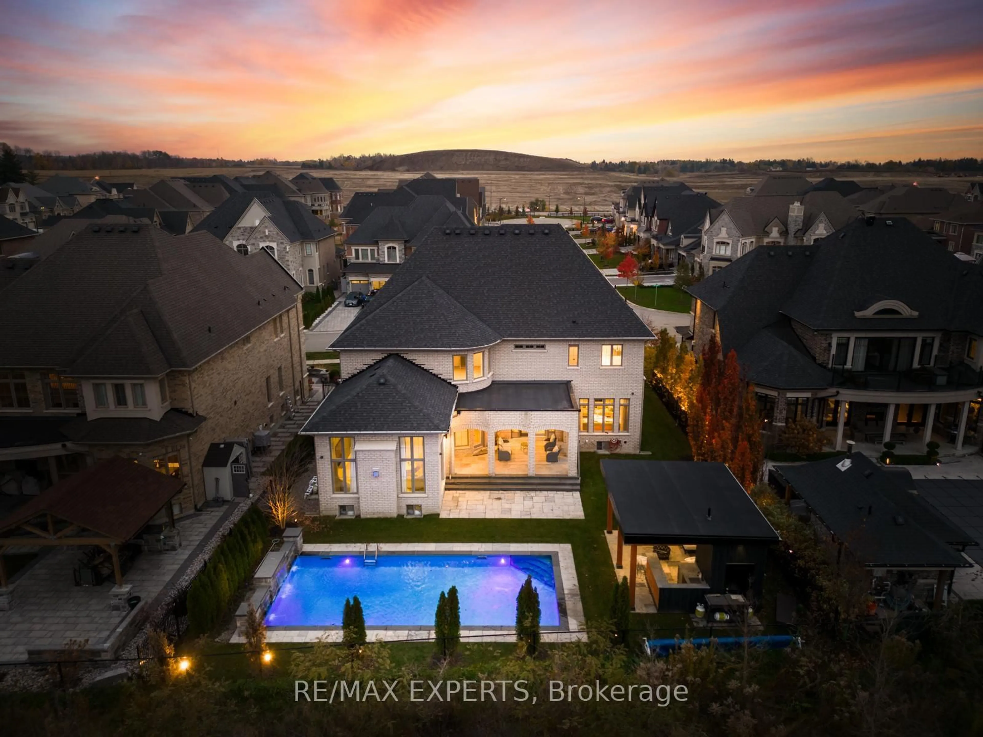 A pic from outside/outdoor area/front of a property/back of a property/a pic from drone, water/lake/river/ocean view for 32 James Stokes Crt, King Ontario L7B 1L6