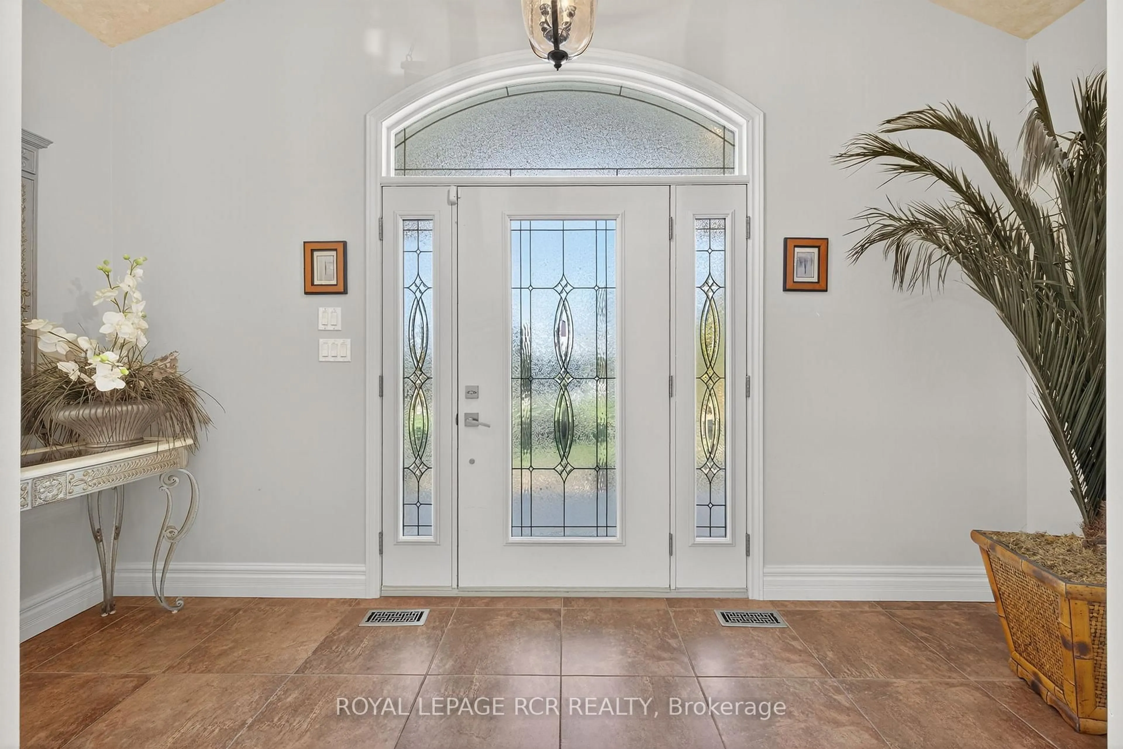 Indoor entryway for 181 Queen St, New Tecumseth Ontario L0G 1W0