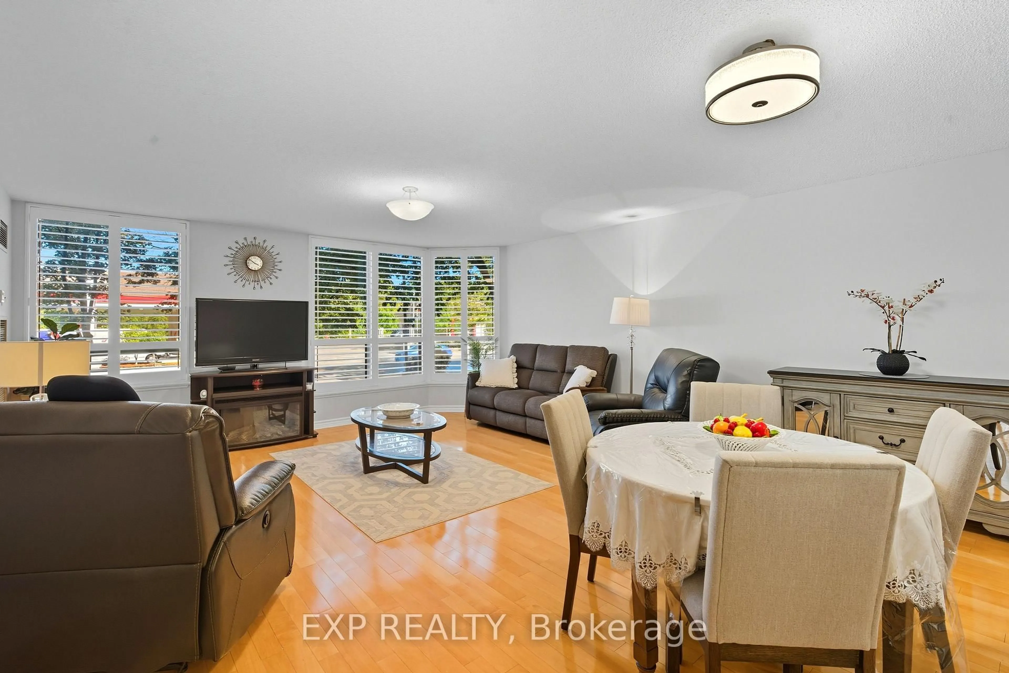 Living room with furniture, unknown for 14924 Yonge St #111, Aurora Ontario L4G 6H7