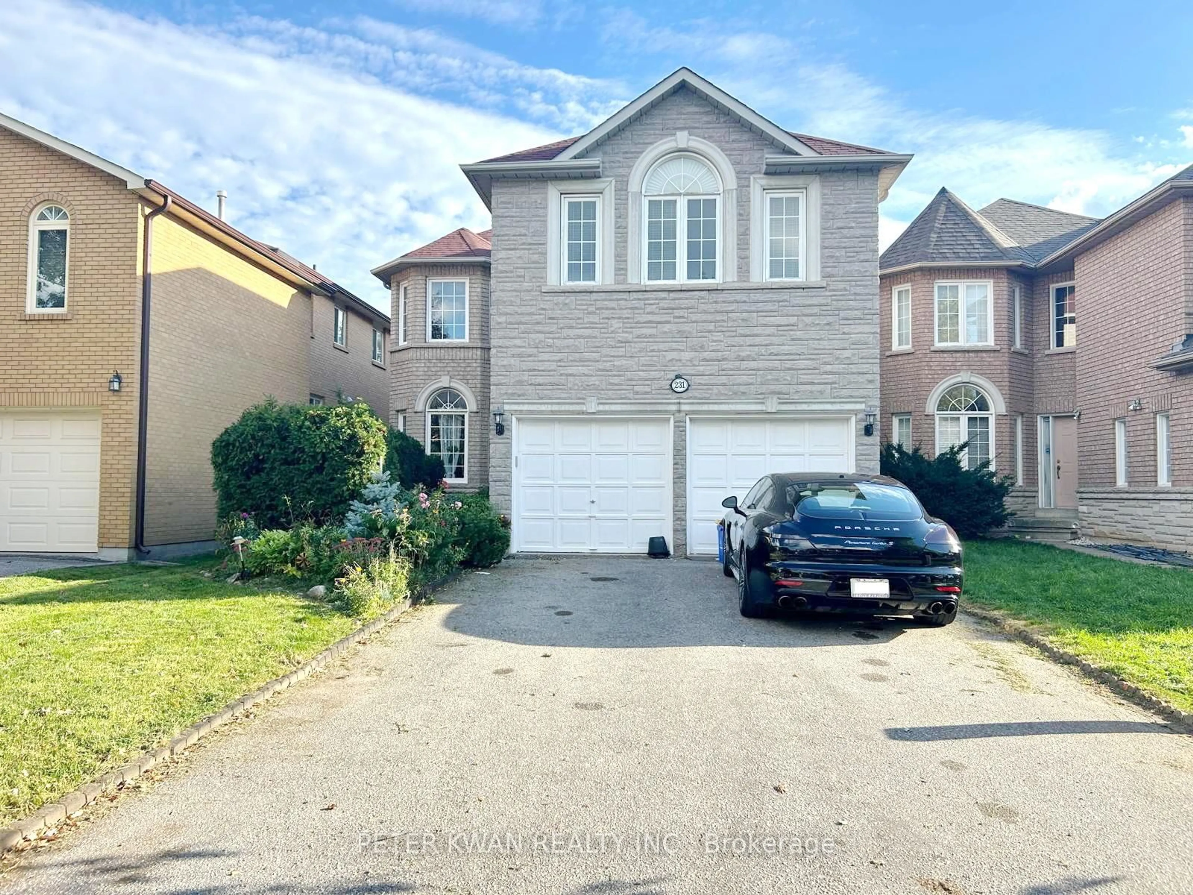 A pic from outside/outdoor area/front of a property/back of a property/a pic from drone, street for 231 Pinewood Dr, Vaughan Ontario L4J 5R7