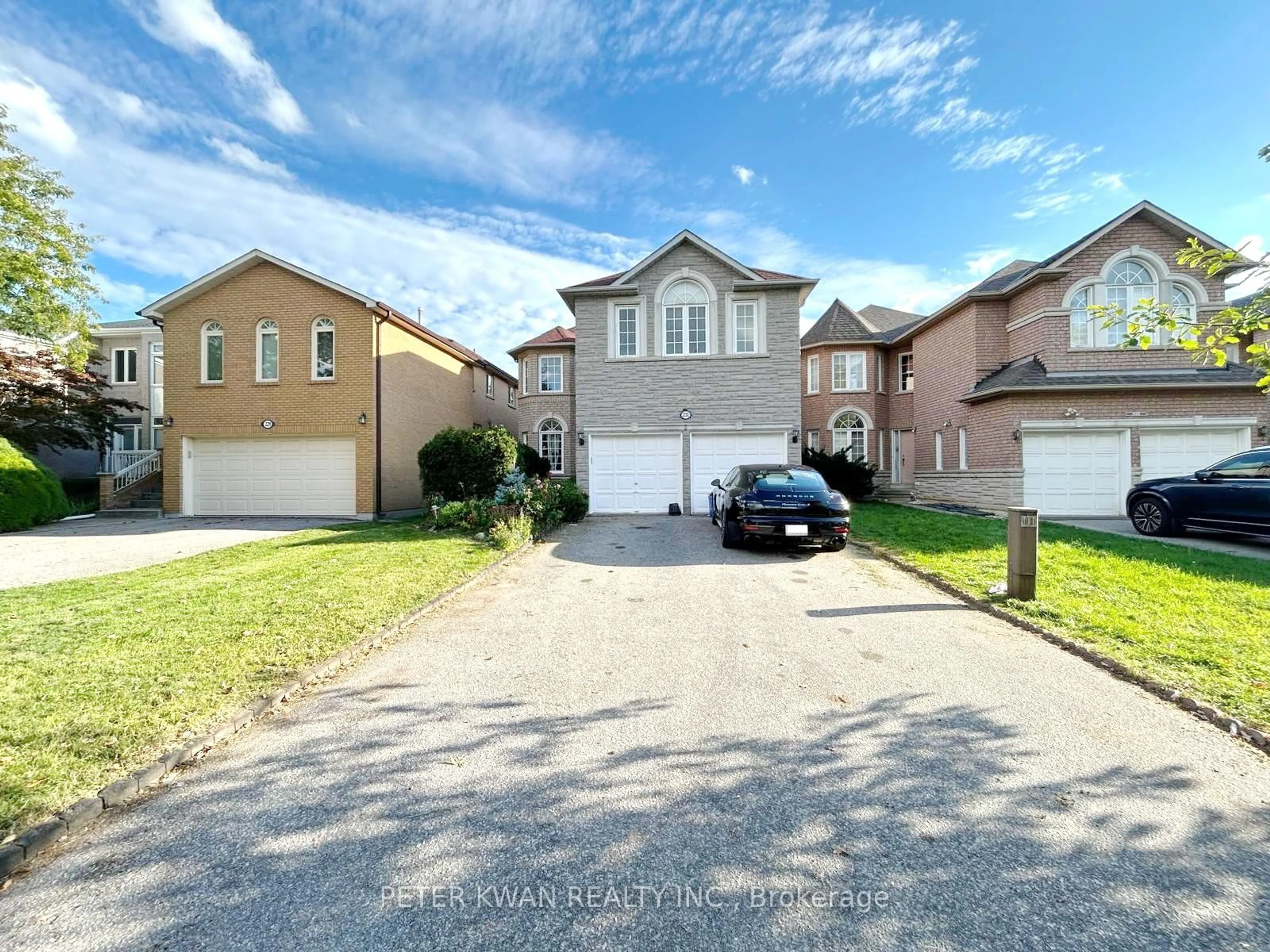 A pic from outside/outdoor area/front of a property/back of a property/a pic from drone, street for 231 Pinewood Dr, Vaughan Ontario L4J 5R7