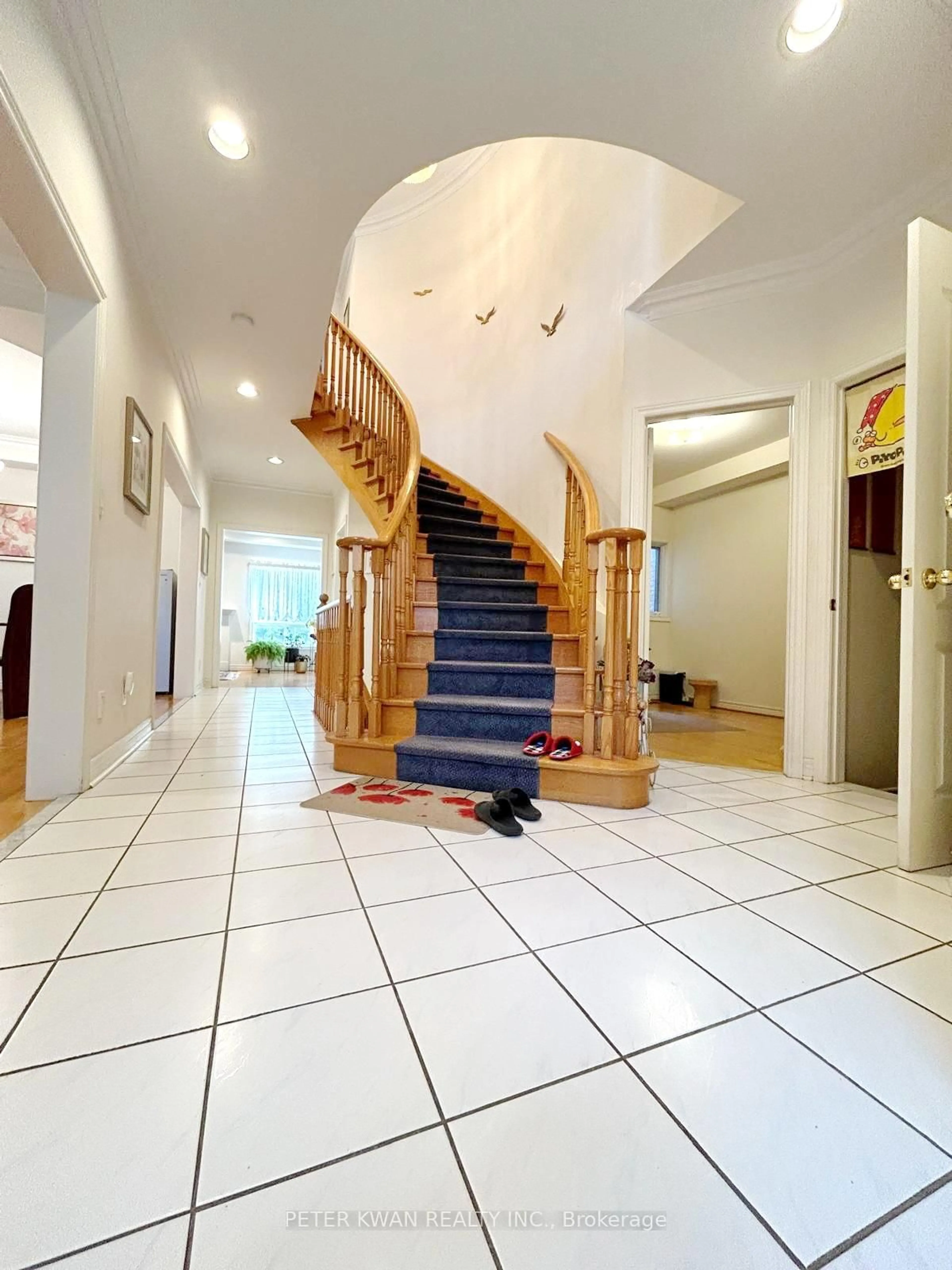 Indoor foyer for 231 Pinewood Dr, Vaughan Ontario L4J 5R7