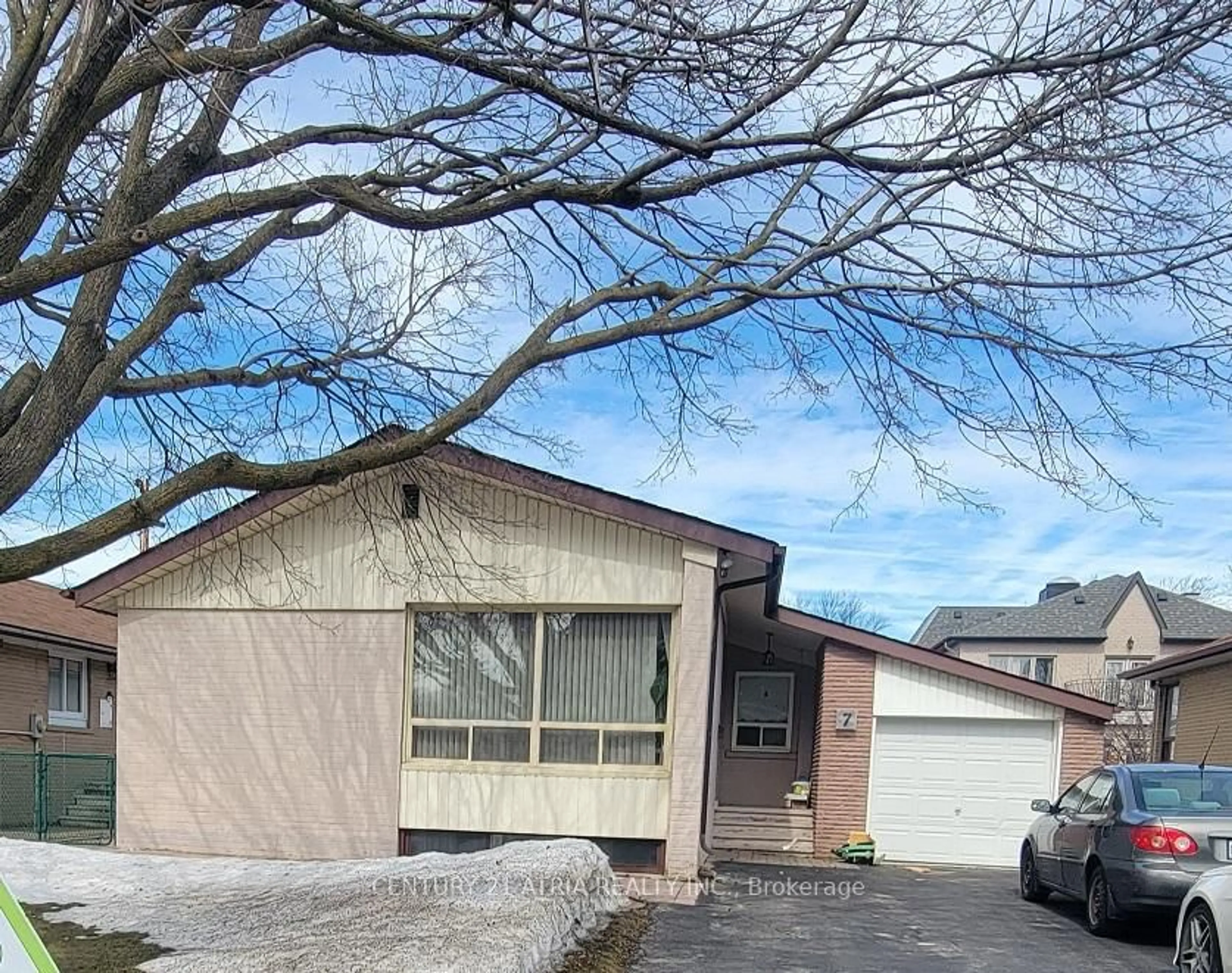 Home with vinyl exterior material, street for 7 Rockport Cres, Richmond Hill Ontario L4C 2L5