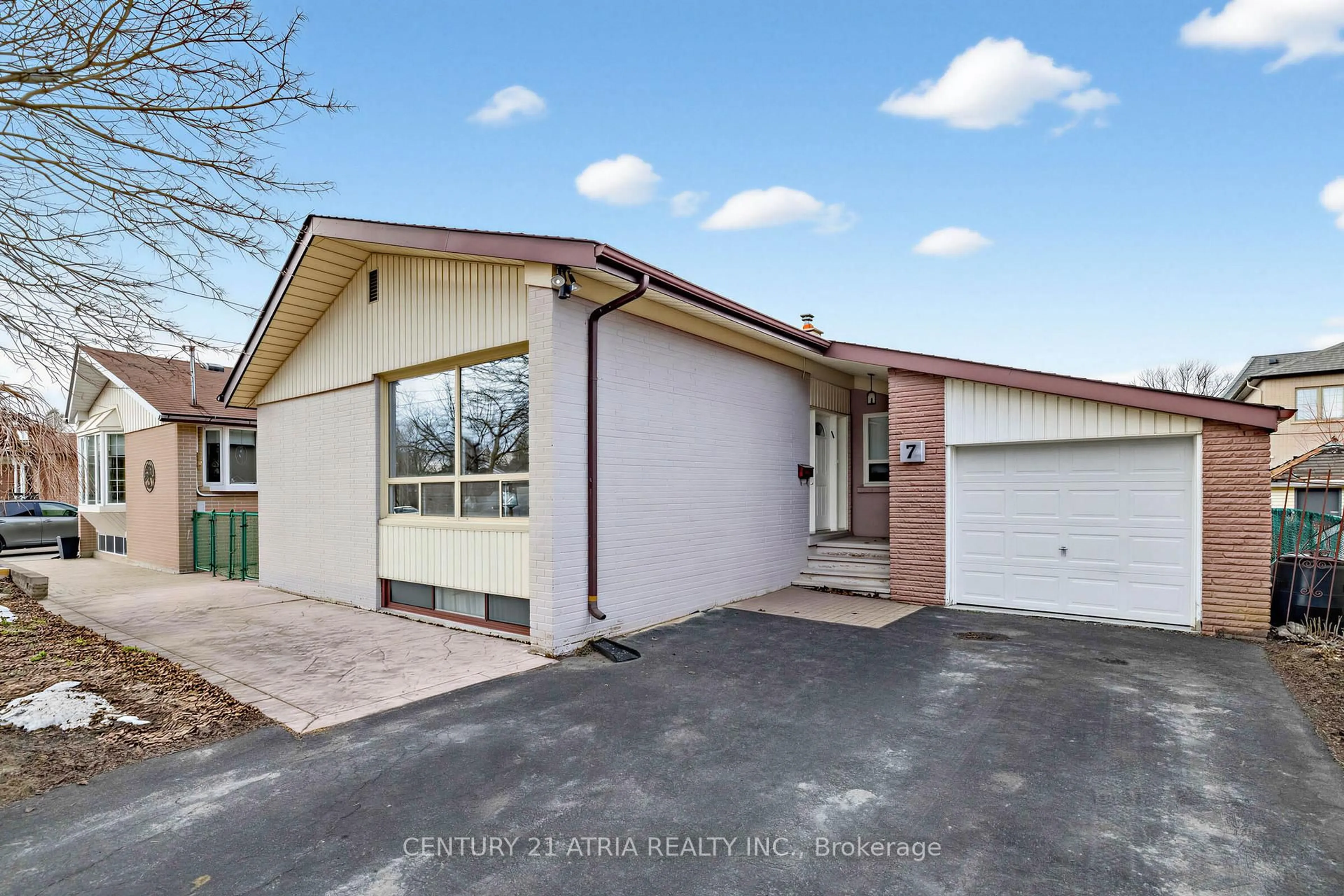 A pic from outside/outdoor area/front of a property/back of a property/a pic from drone, street for 7 Rockport Cres, Richmond Hill Ontario L4C 2L5