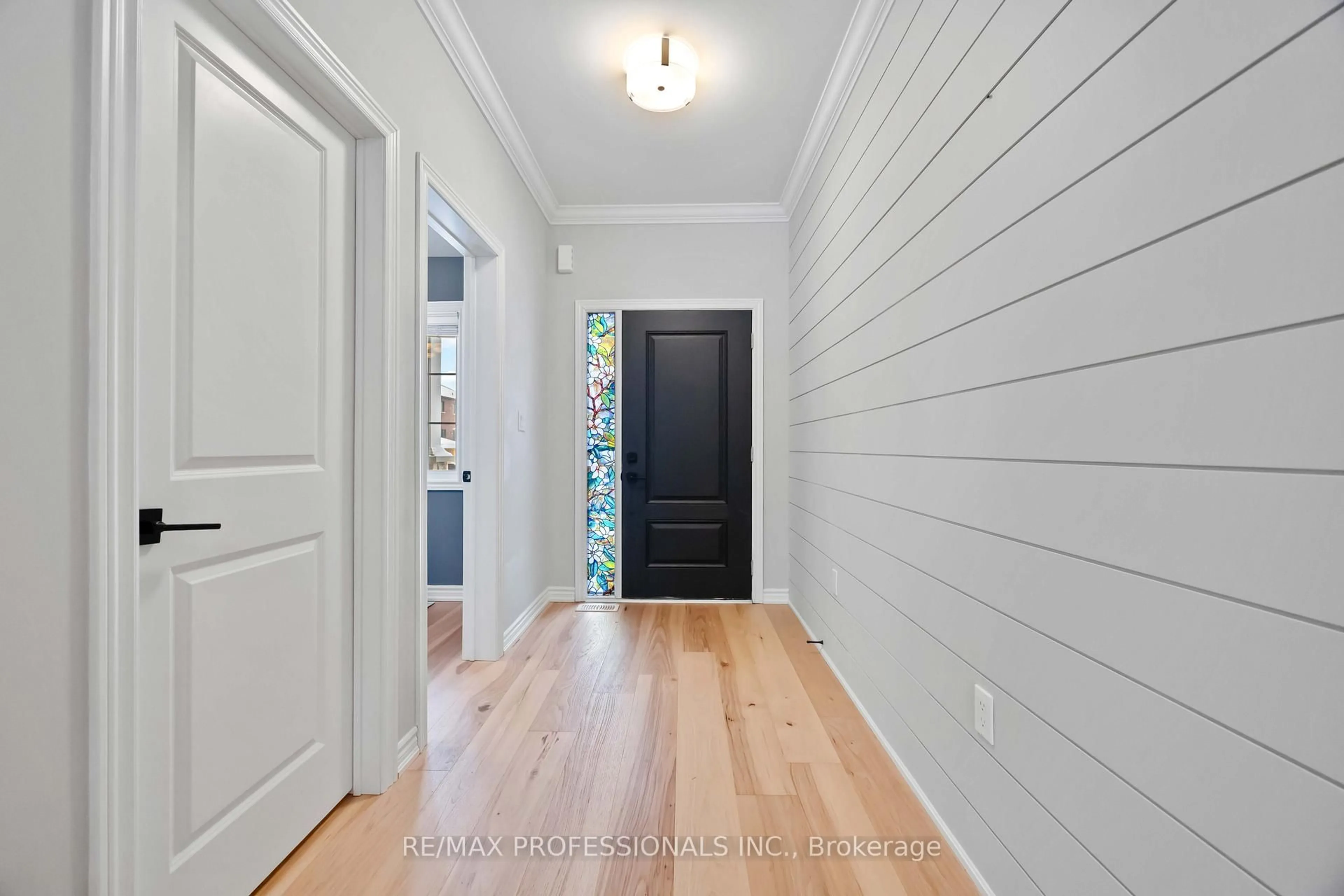 Indoor entryway for 31 Gord Matthews Way, Uxbridge Ontario L9P 0E9