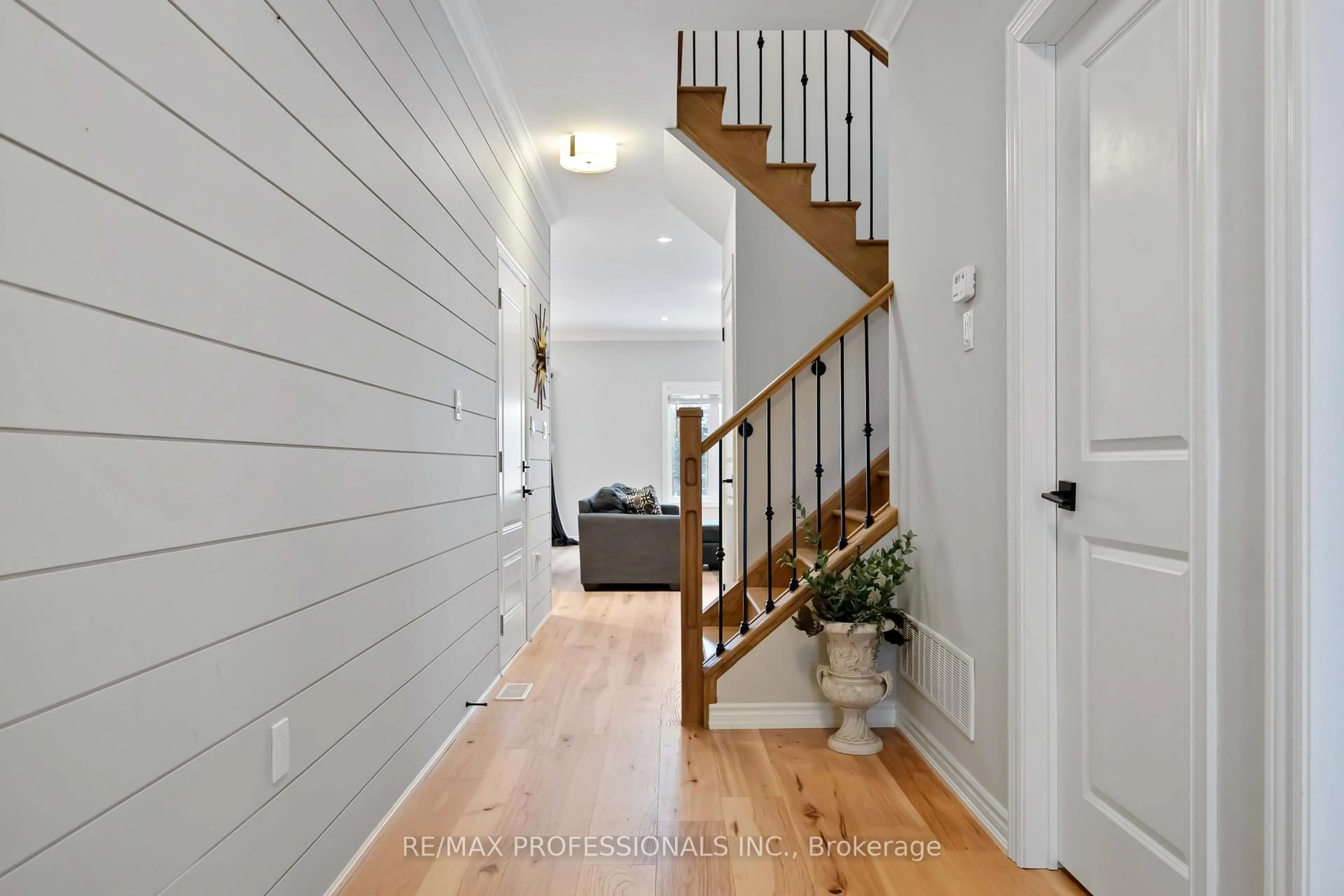 Indoor entryway for 31 Gord Matthews Way, Uxbridge Ontario L9P 0E9