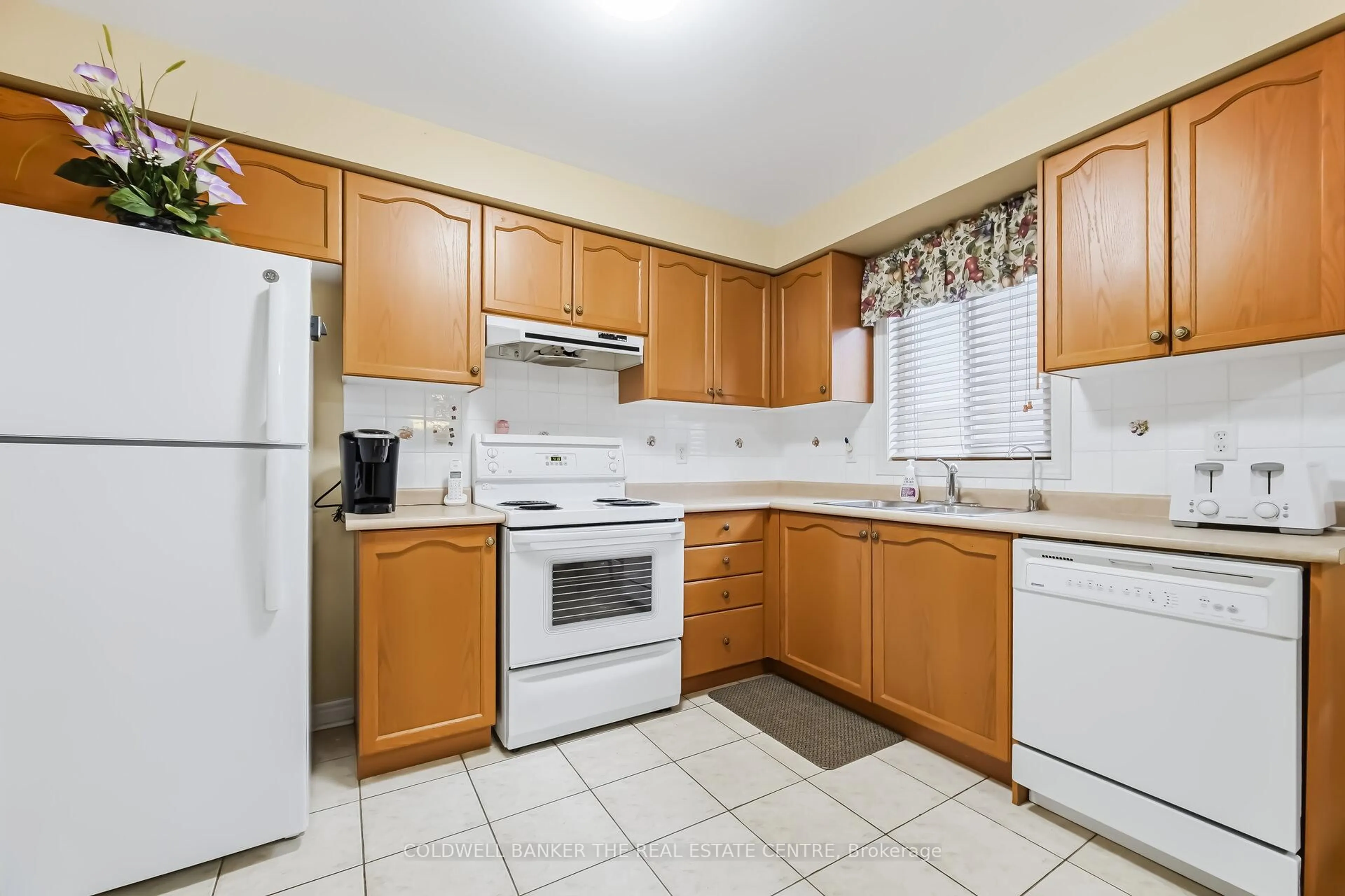 Standard kitchen, unknown for 67 Macbride Cres, Vaughan Ontario L6A 3R3