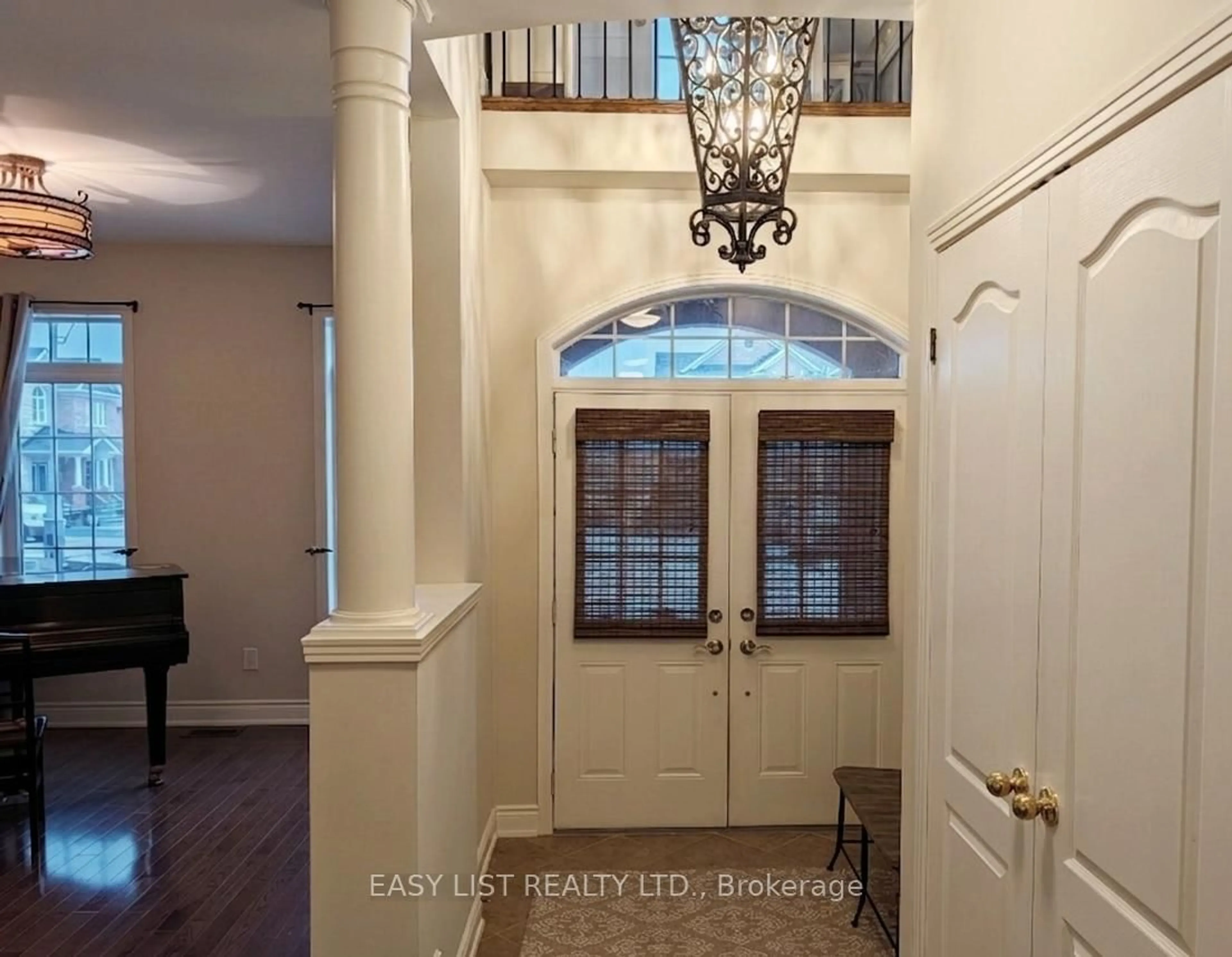 Indoor entryway for 374 Dowson Loop, Newmarket Ontario L3X 3G3